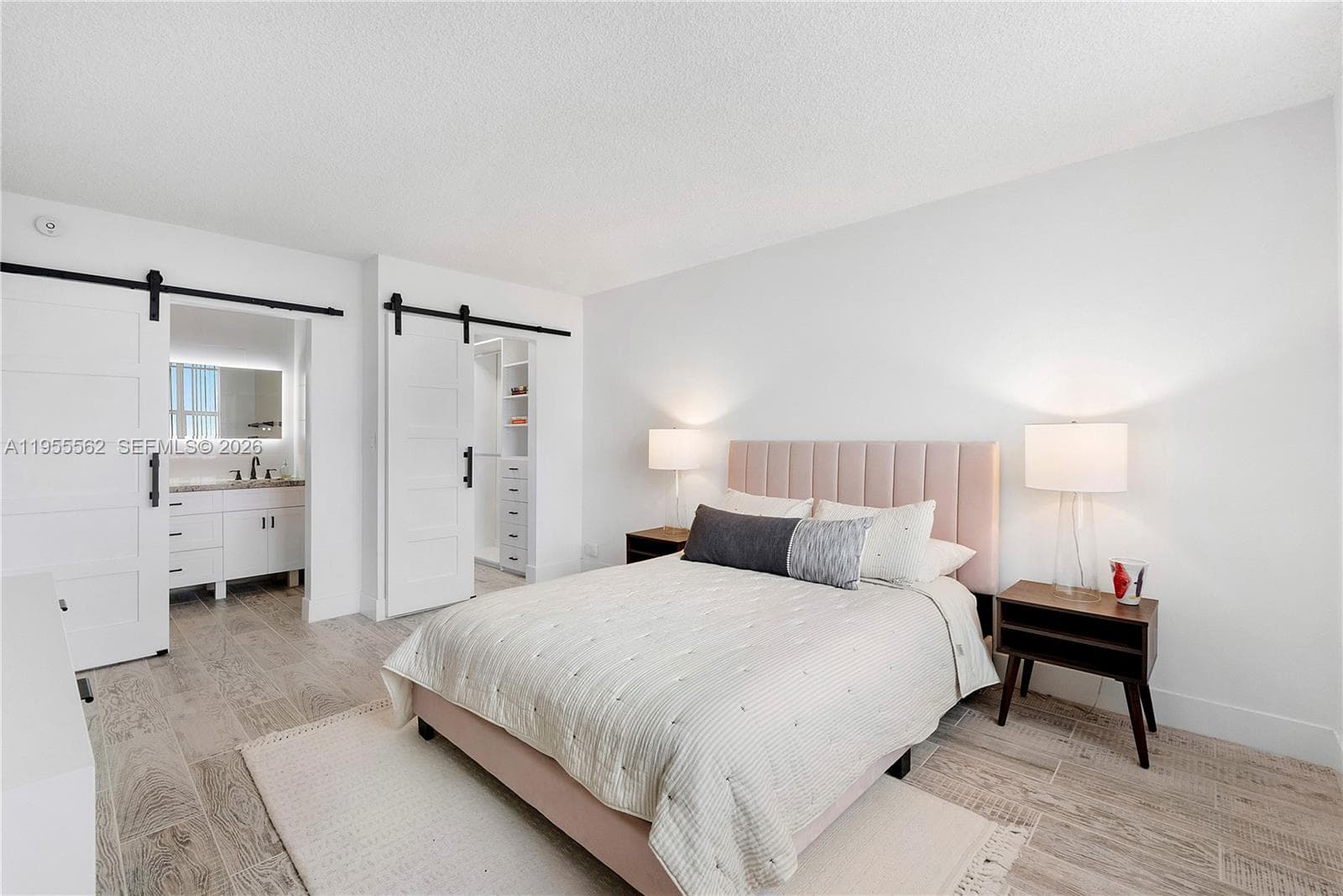 2639 N Riverside Dr 806 photo 18