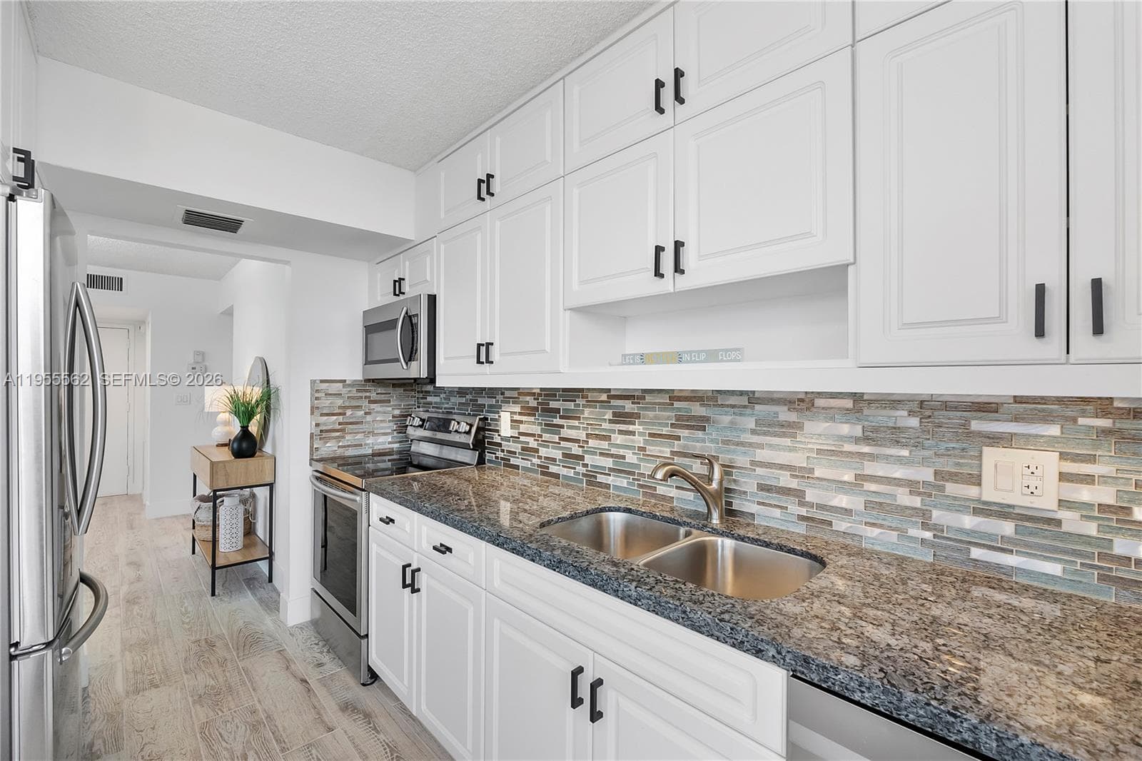 2639 N Riverside Dr 806 photo 15