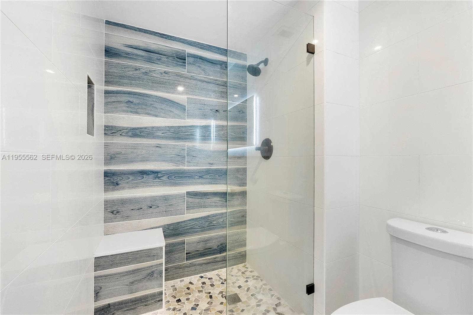 2639 N Riverside Dr 806 photo 21