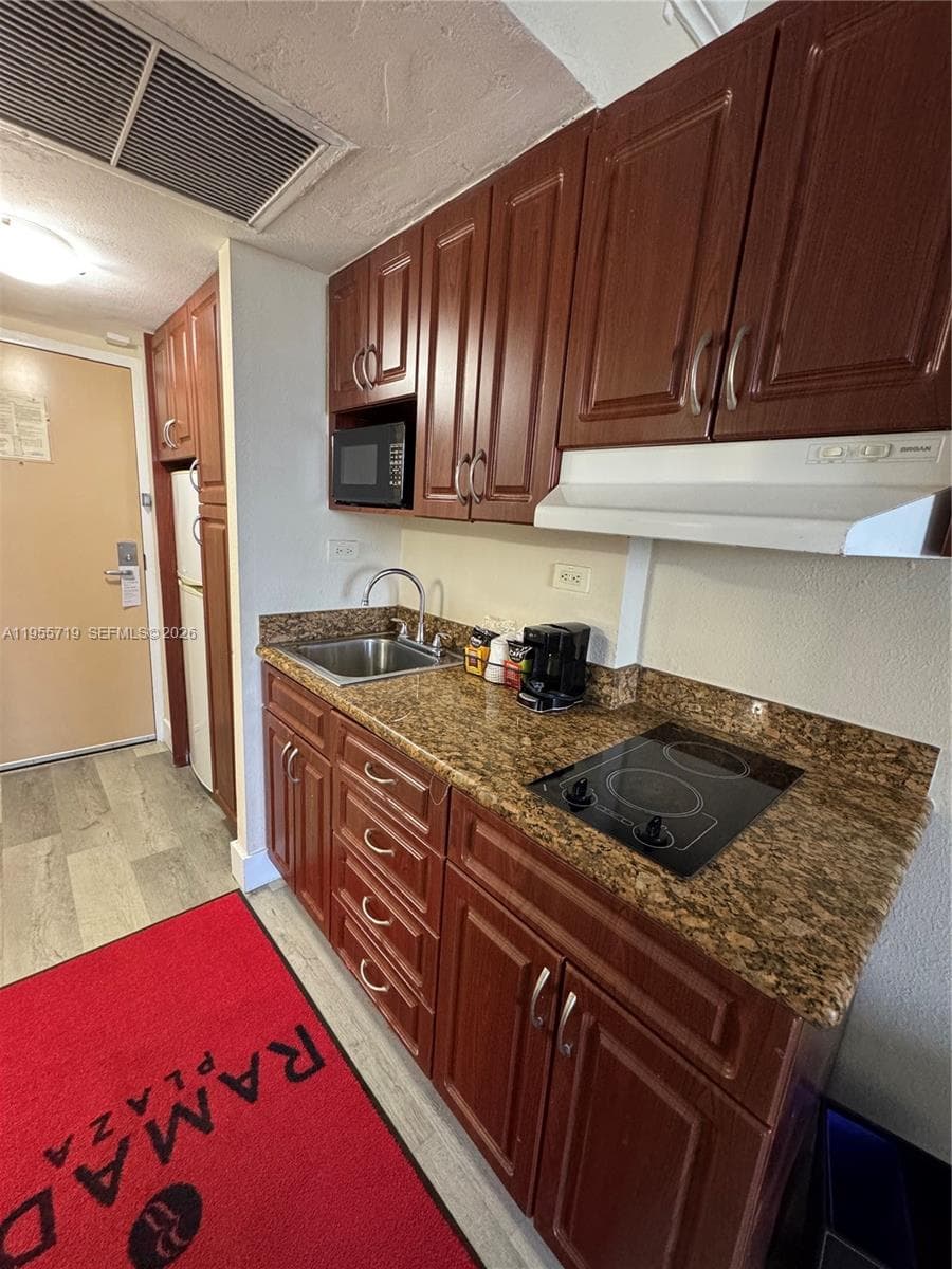 19201 Collins Ave 1103 photo 4