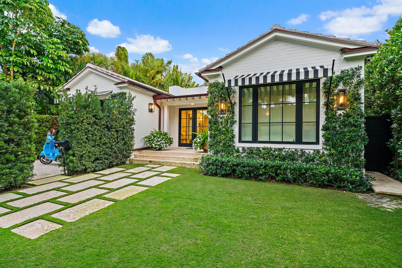 160 Chilean Avenue photo 1
