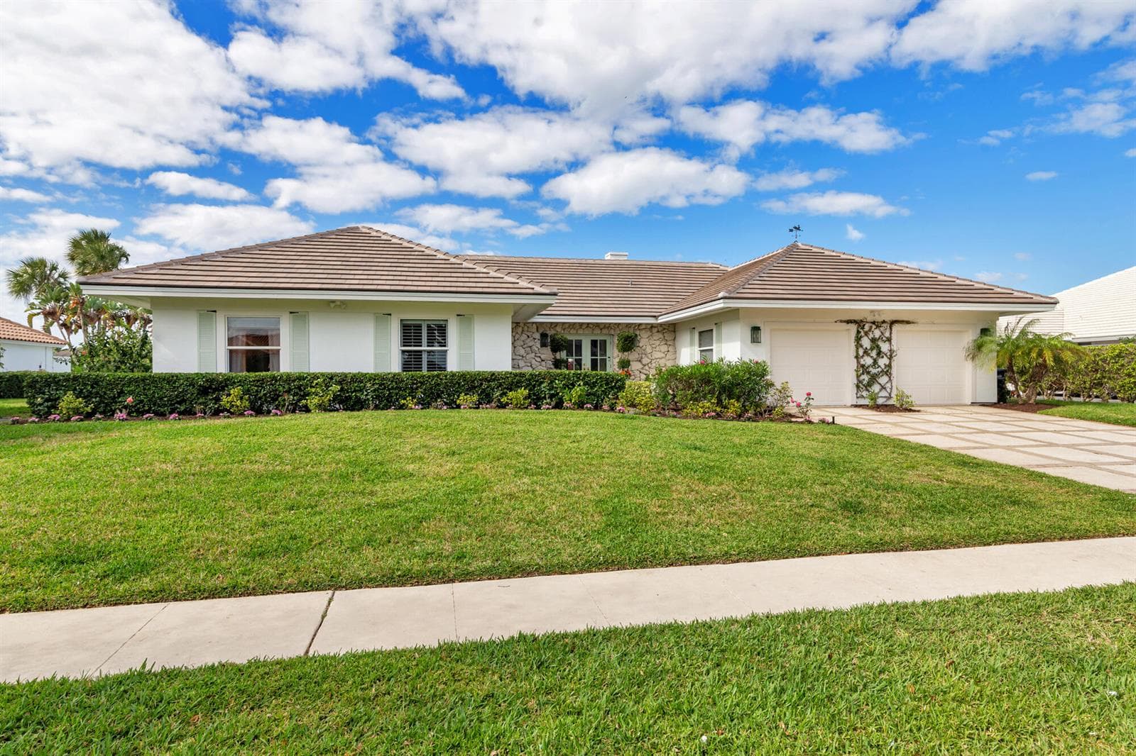 3125 Embassy Drive photo 2