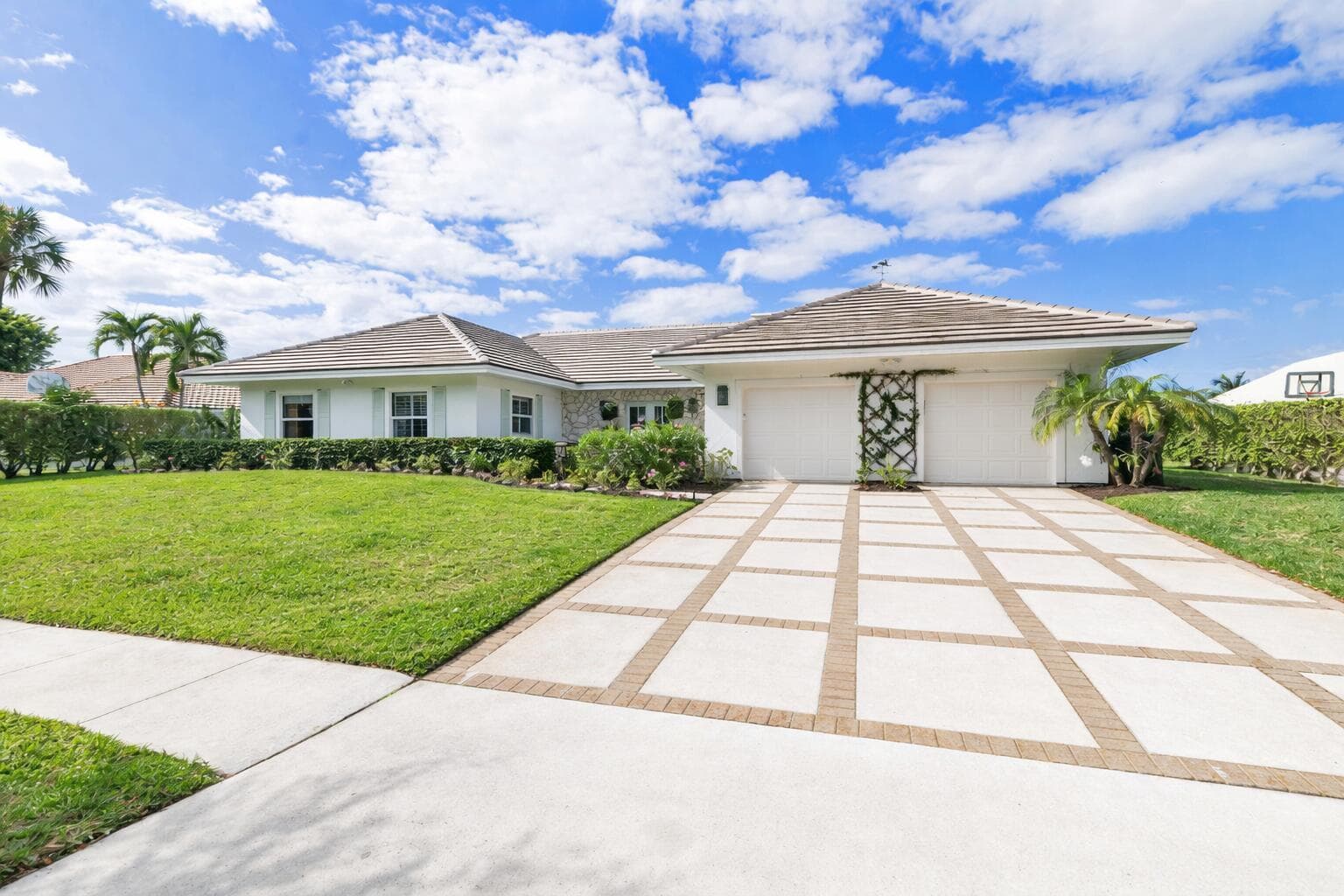 3125 Embassy Drive photo 3