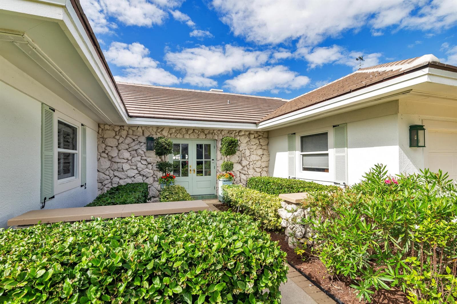 3125 Embassy Drive photo 4