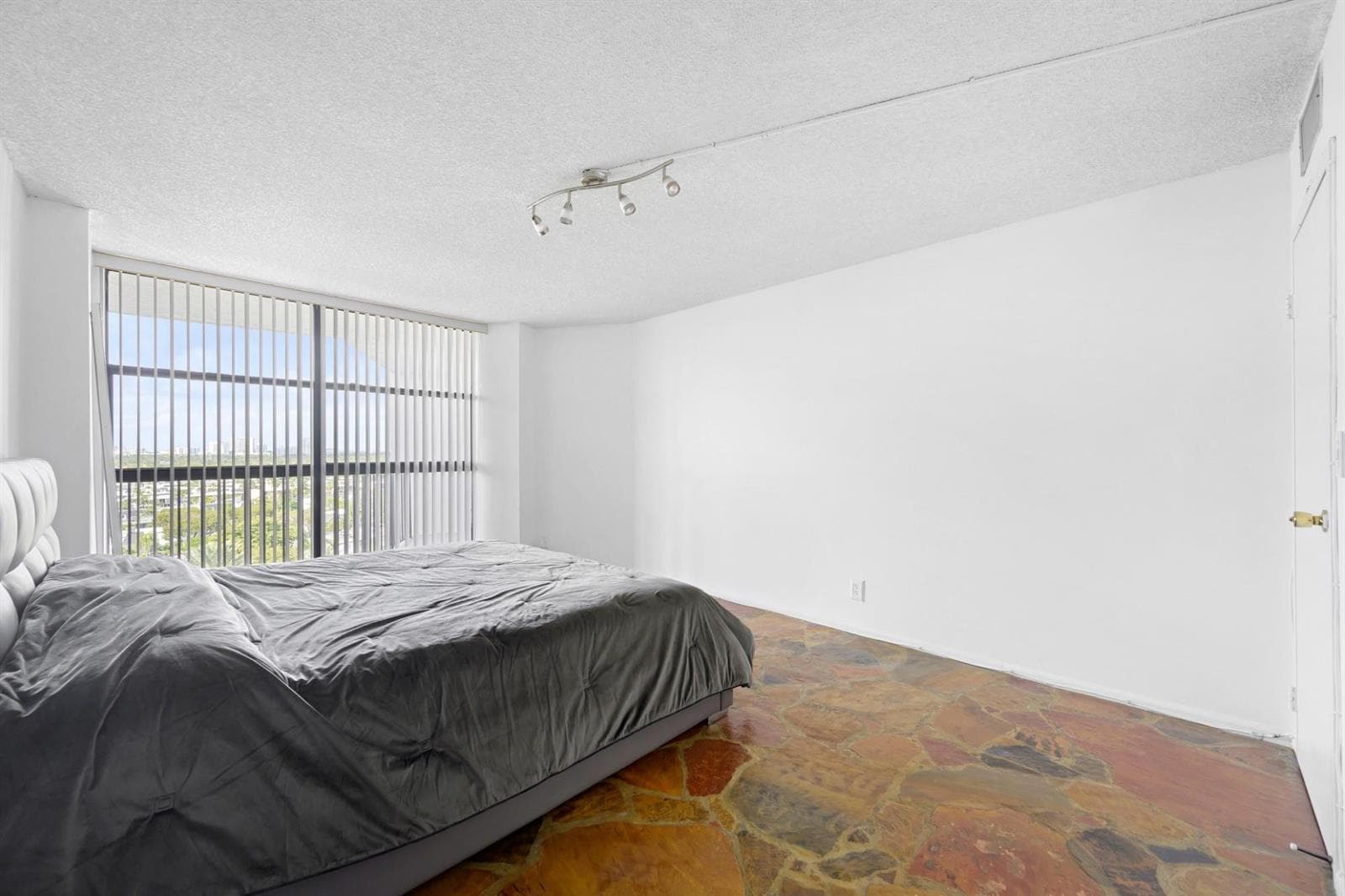 600 Parkview Drive 1111 (PH11) photo 16