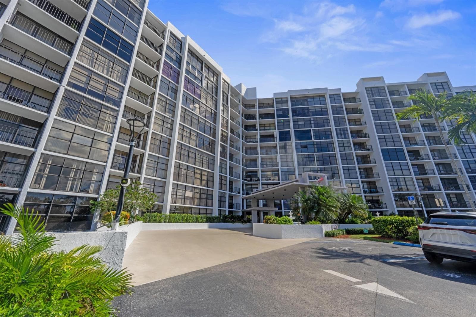 600 Parkview Drive 1111 (PH11) photo 1