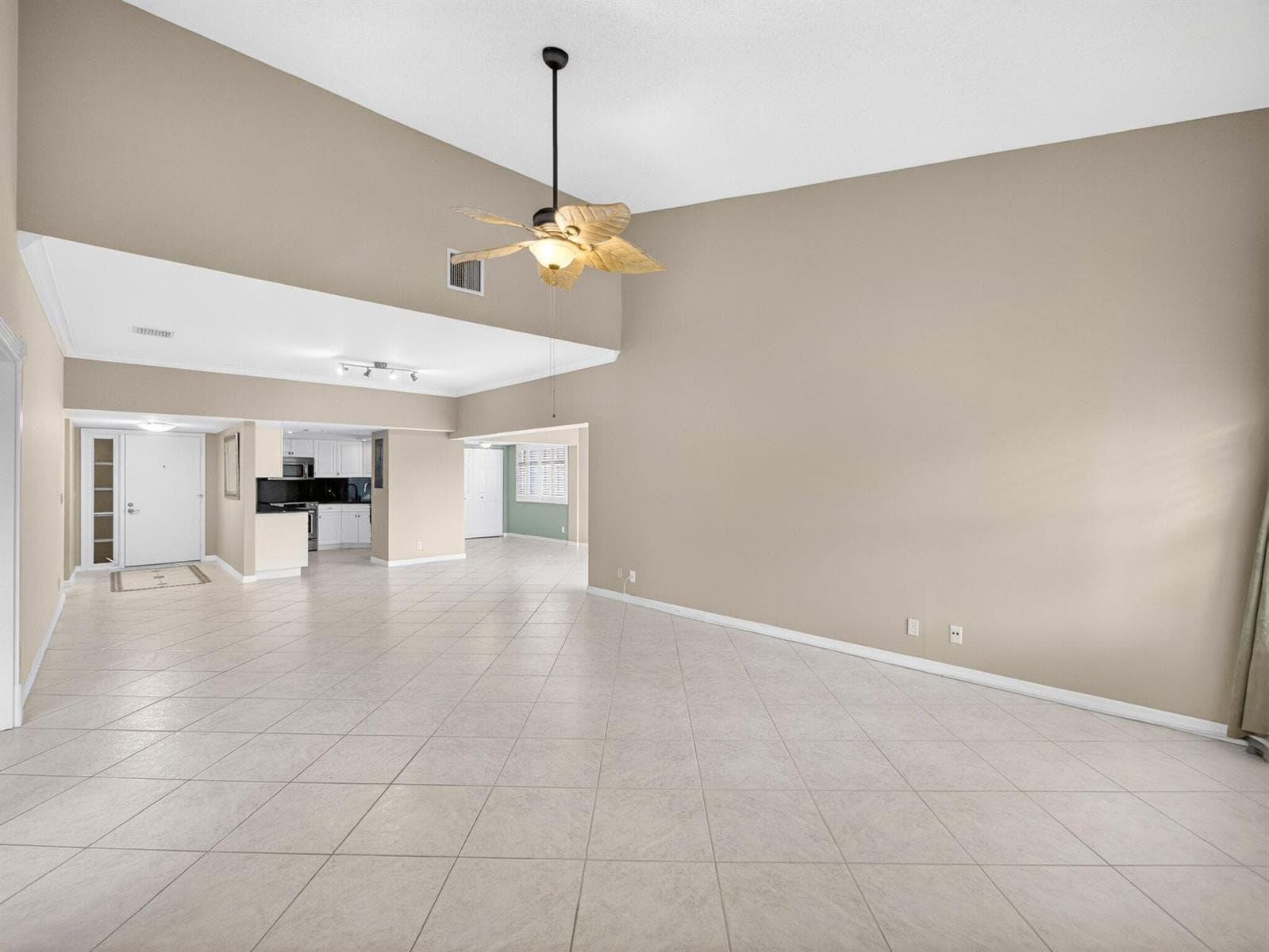 1660 Twelve Oaks Way 303 photo 3