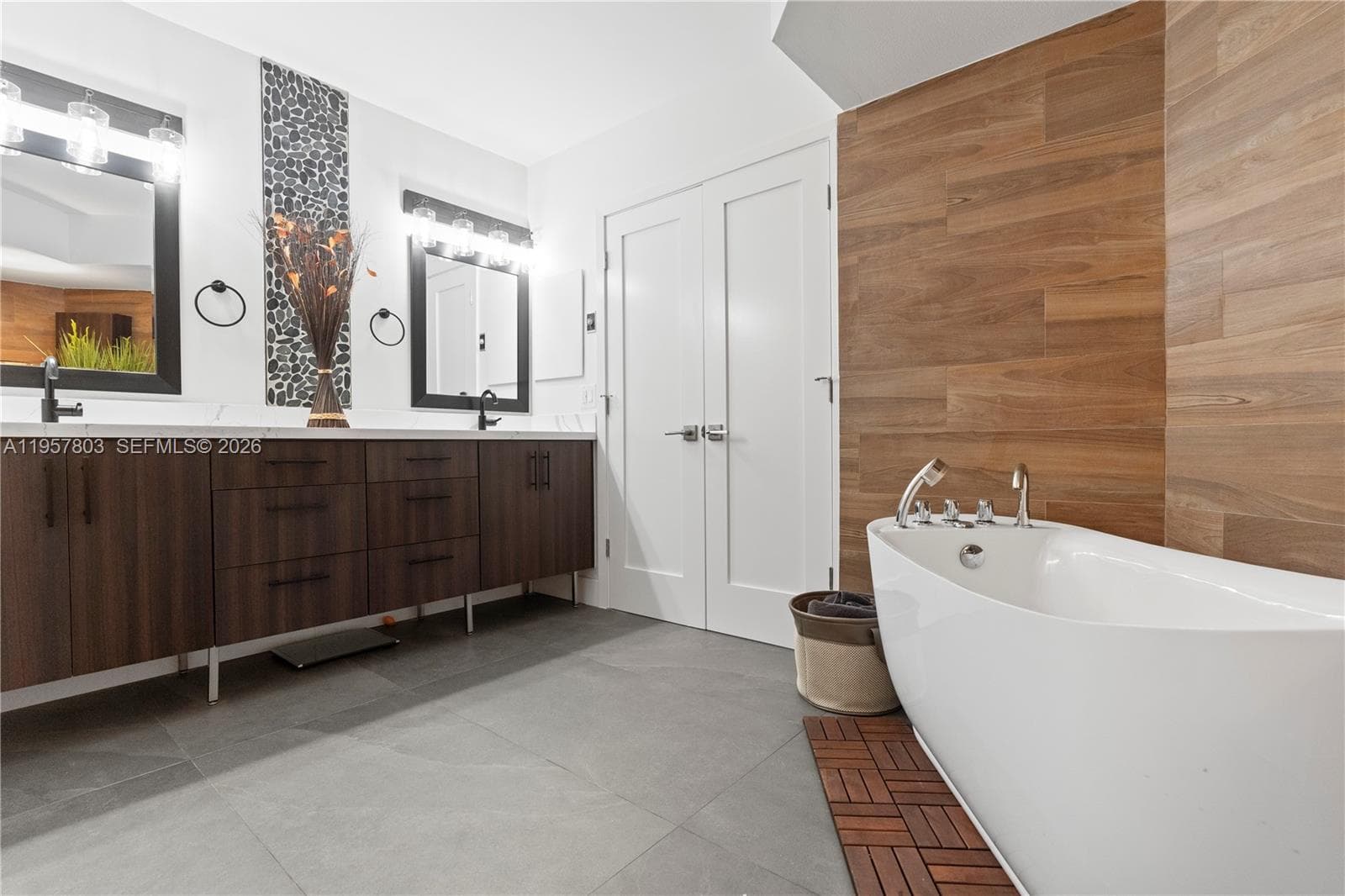 3600 Mystic Pointe Dr 306 photo 15