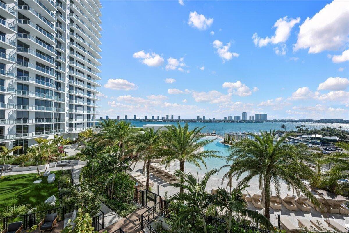 220 Lake Shore Drive 804 photo 2
