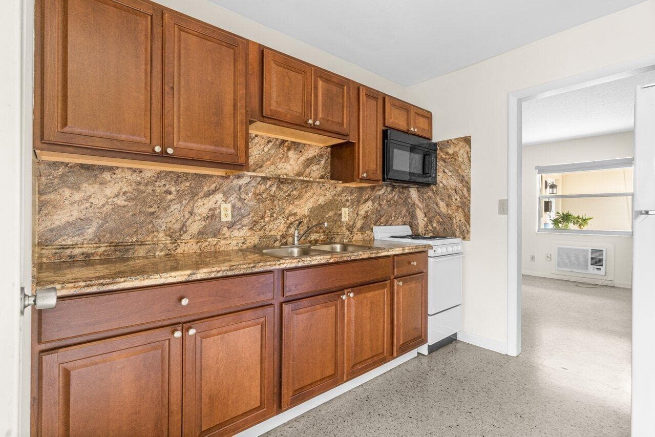751 Hummingbird Way 6 photo 4