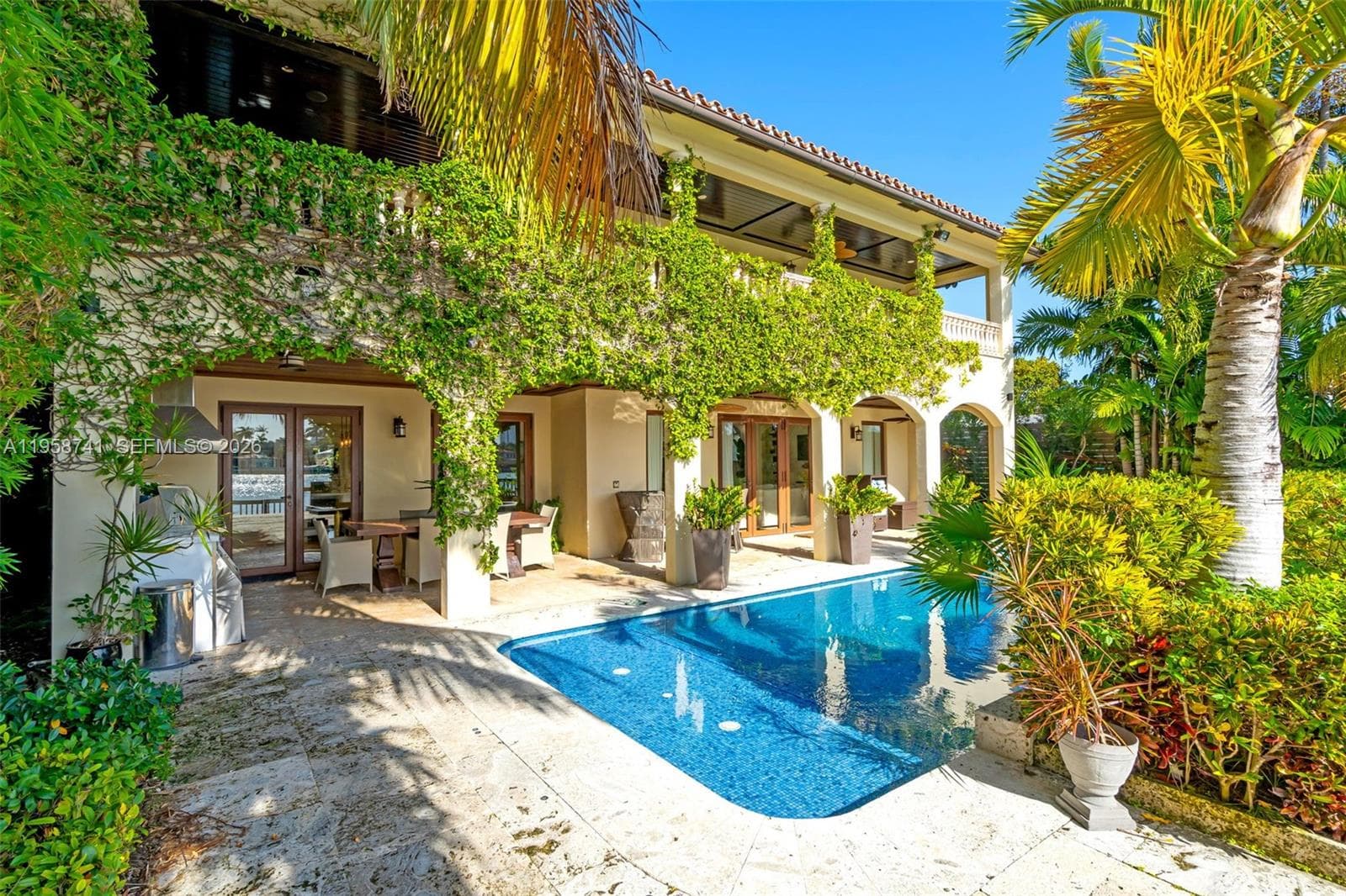 1398 Bay Dr photo 3