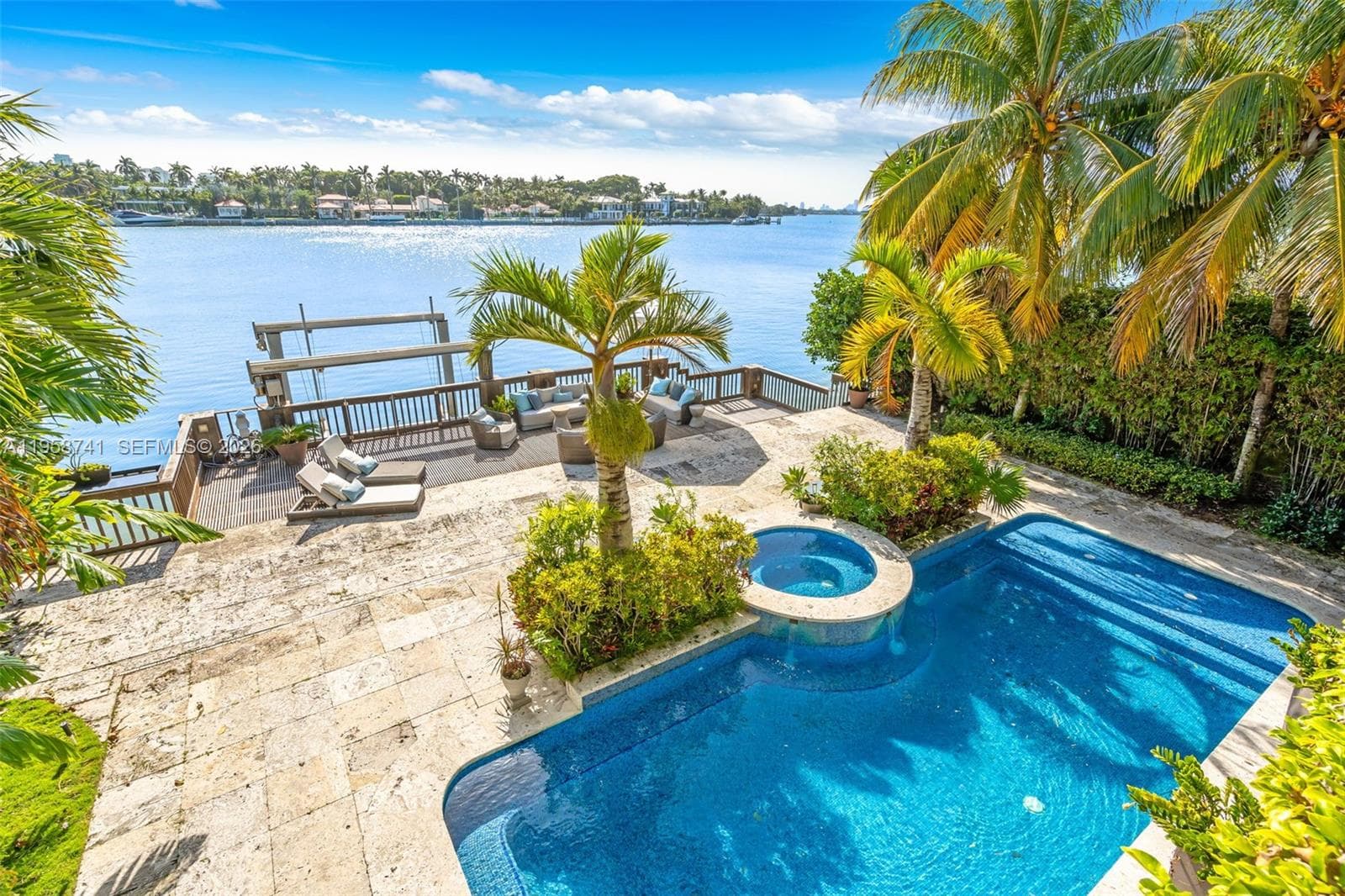 1398 Bay Dr photo 1