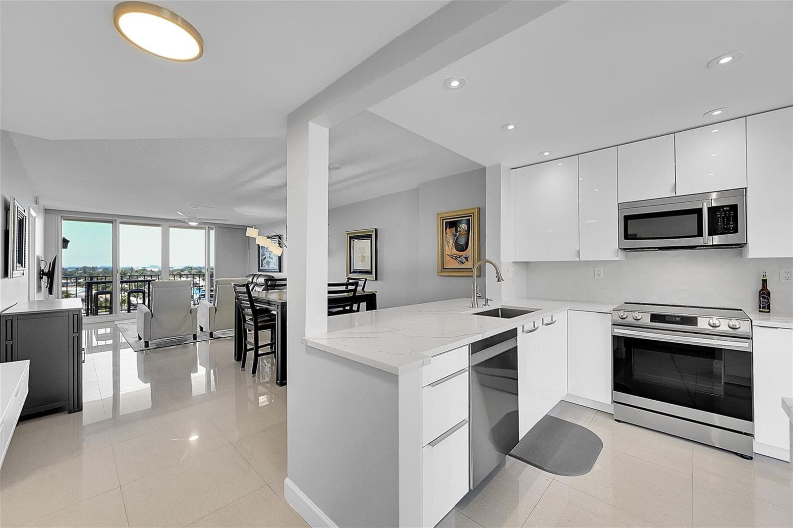 521 N Riverside Drive 707 photo 1
