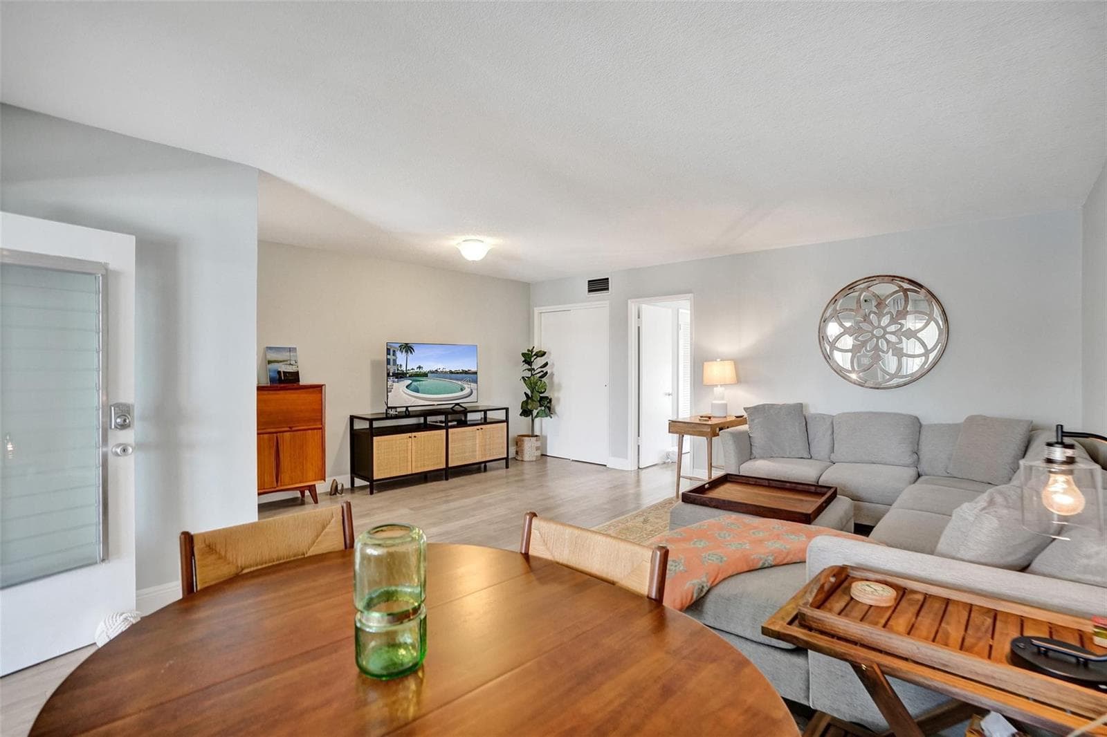 801 N Riverside Drive 4b photo 7