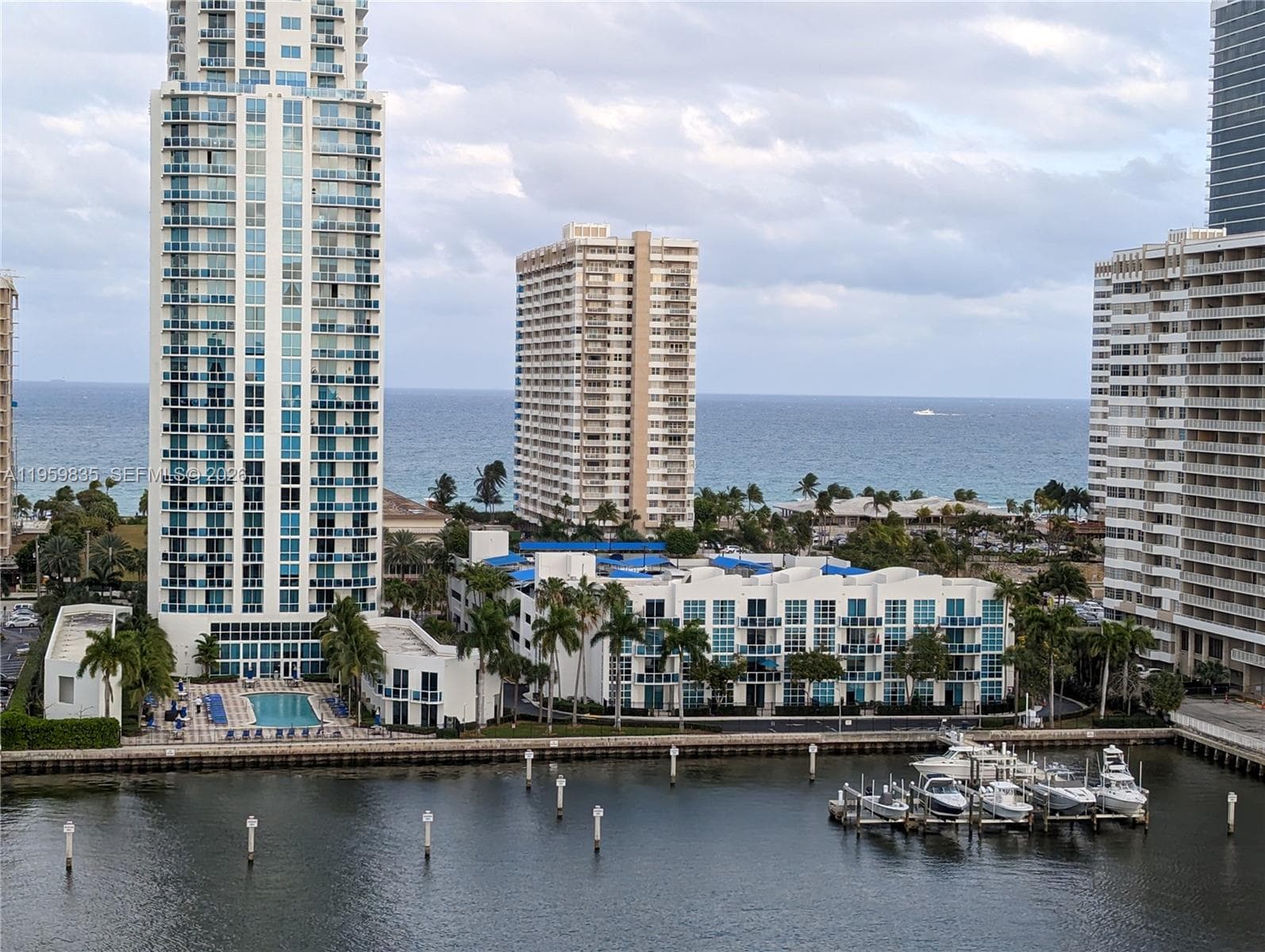 137 Golden Isles Dr 1404 photo 3