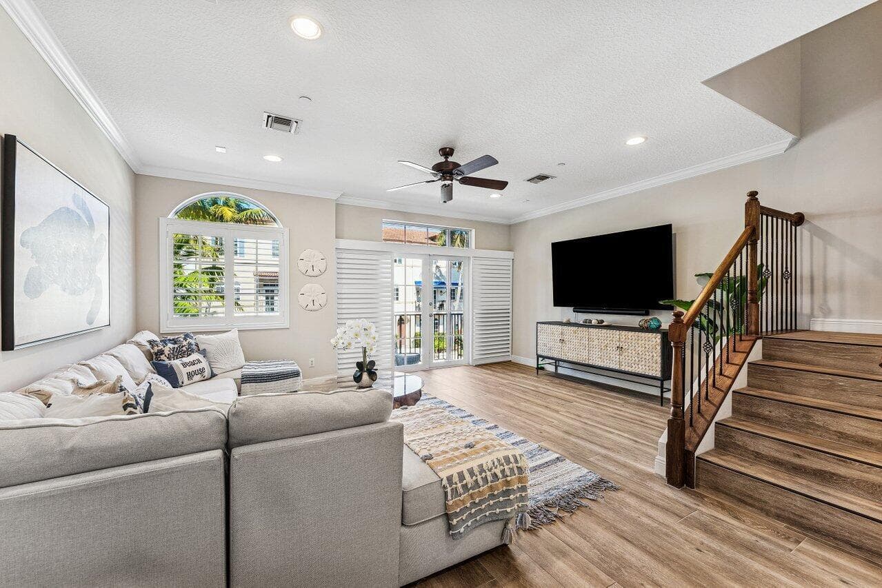 813 Estancia Way photo 11