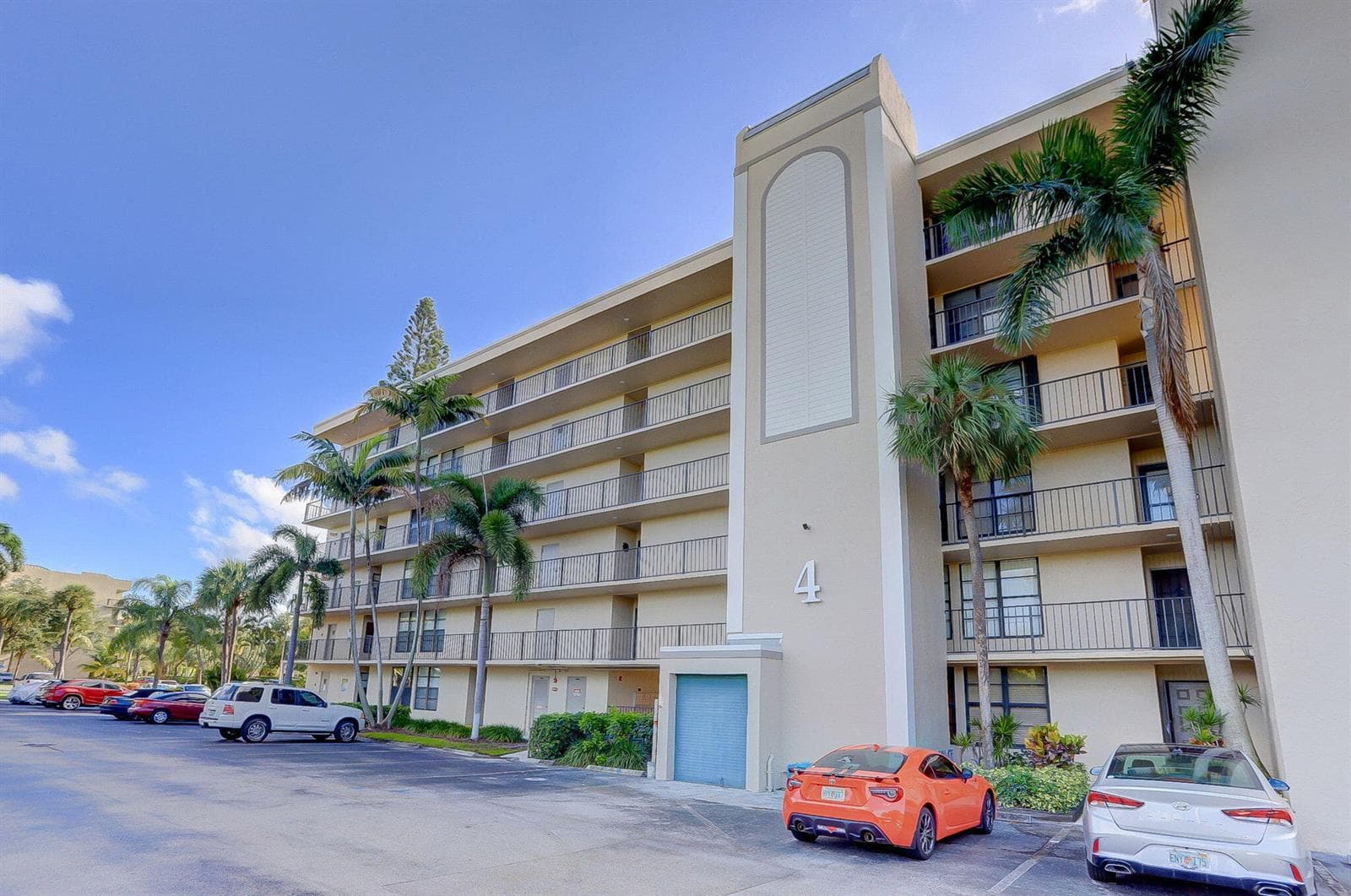 4 Royal Palm Way 6020 photo 2
