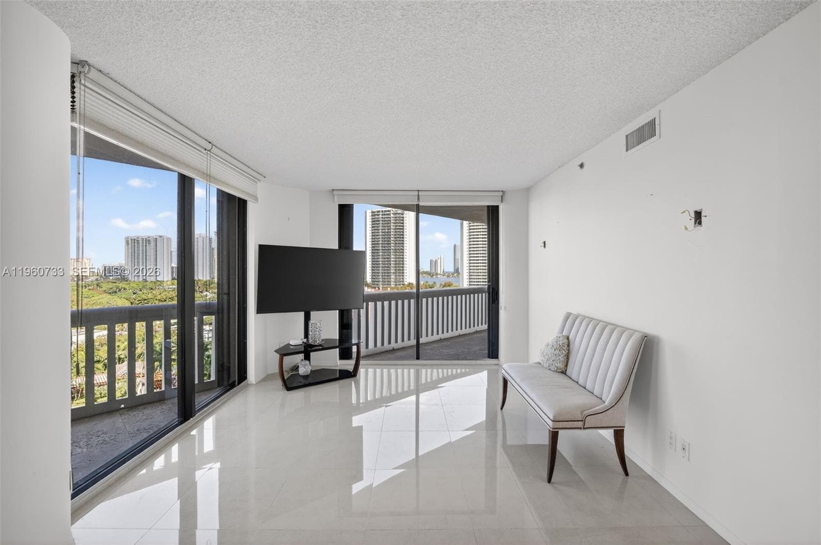 2000 ISLAND Blvd 1109 photo 13