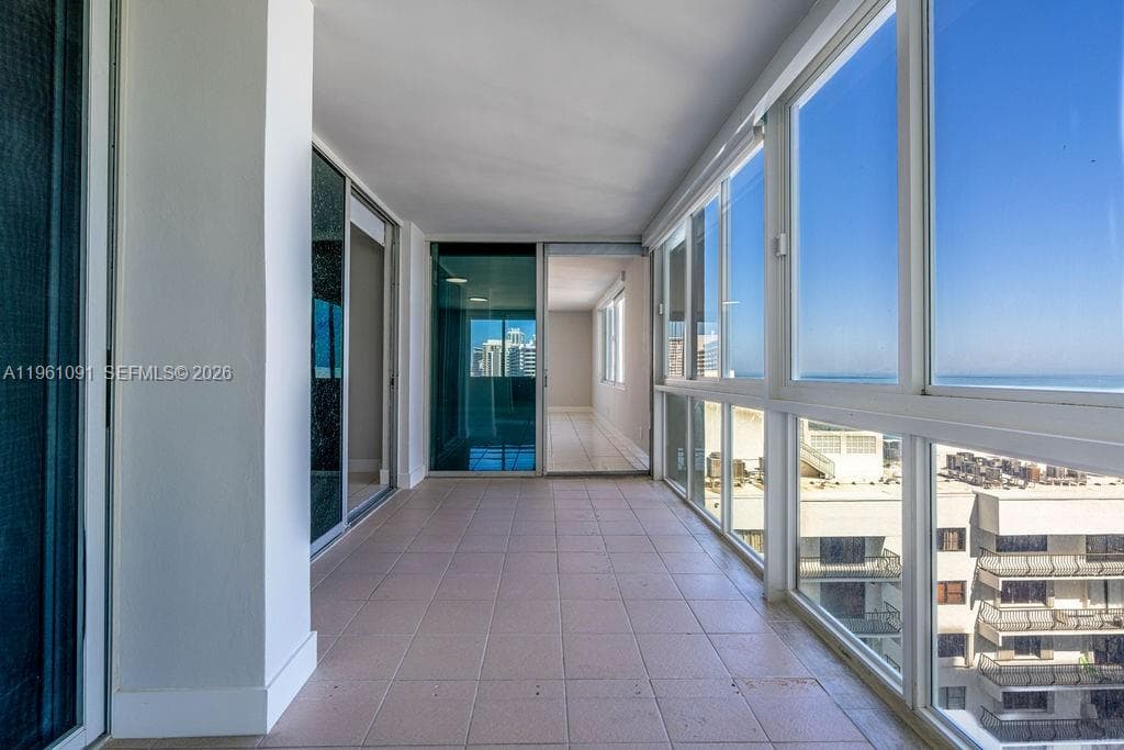 5401 Collins Ave 919 photo 3