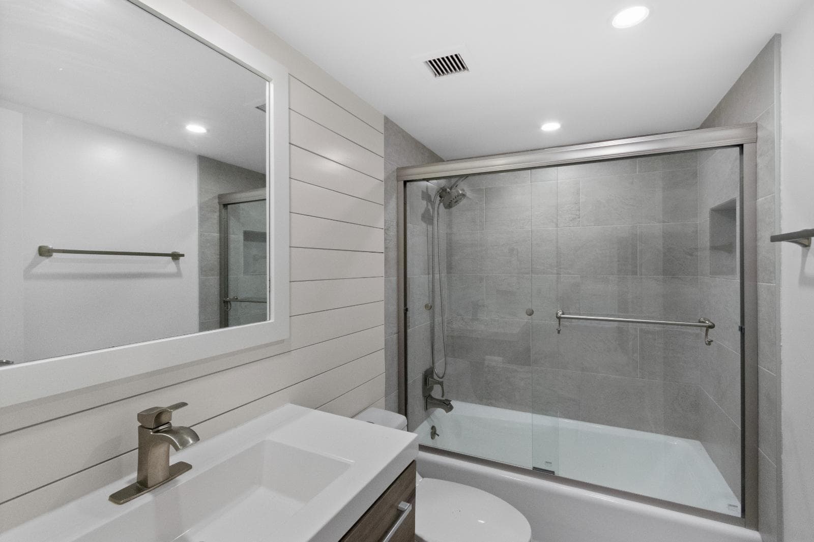 130 Lakeshore Drive 222 photo 21