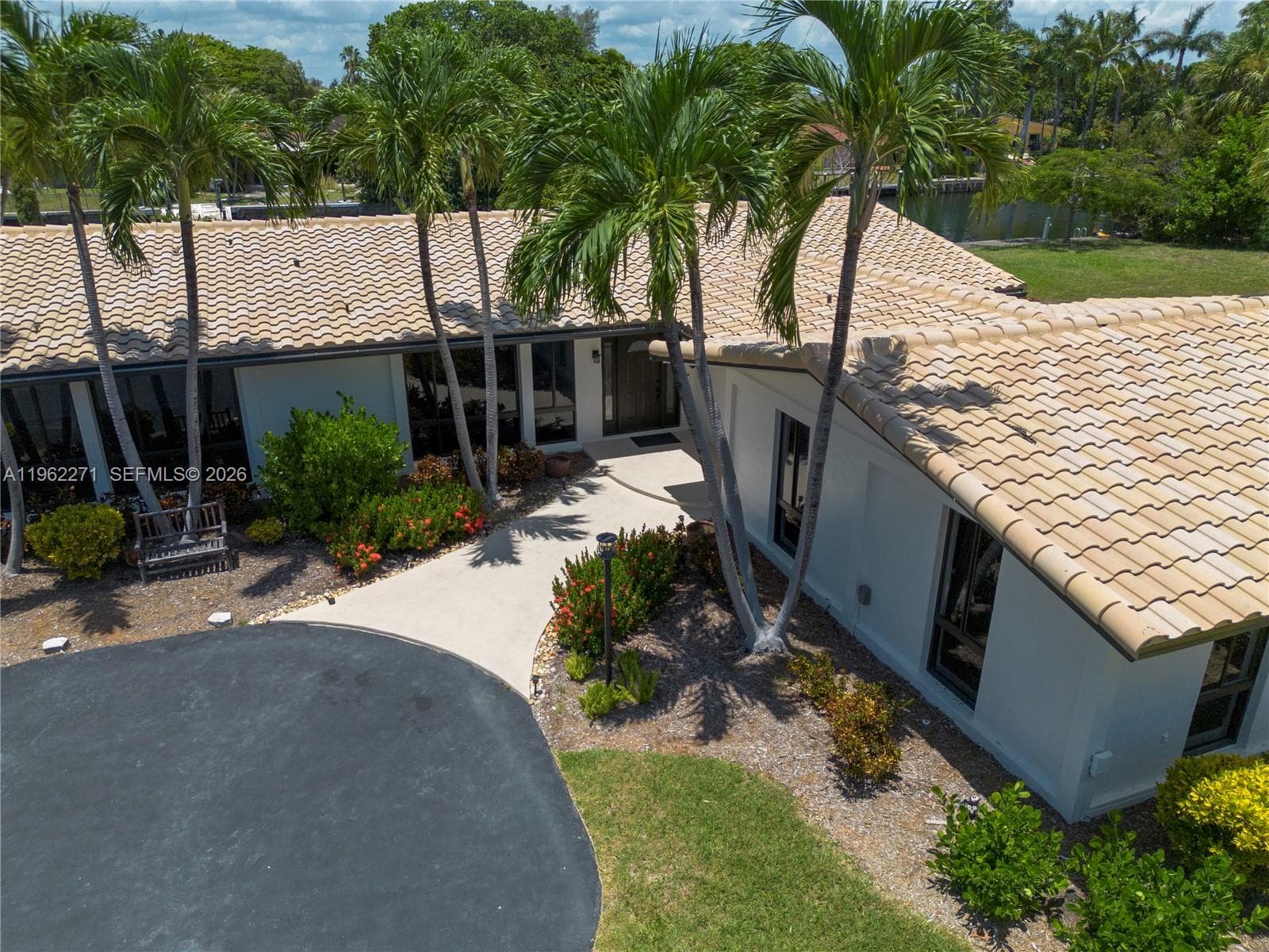 636 Hibiscus Dr photo 13