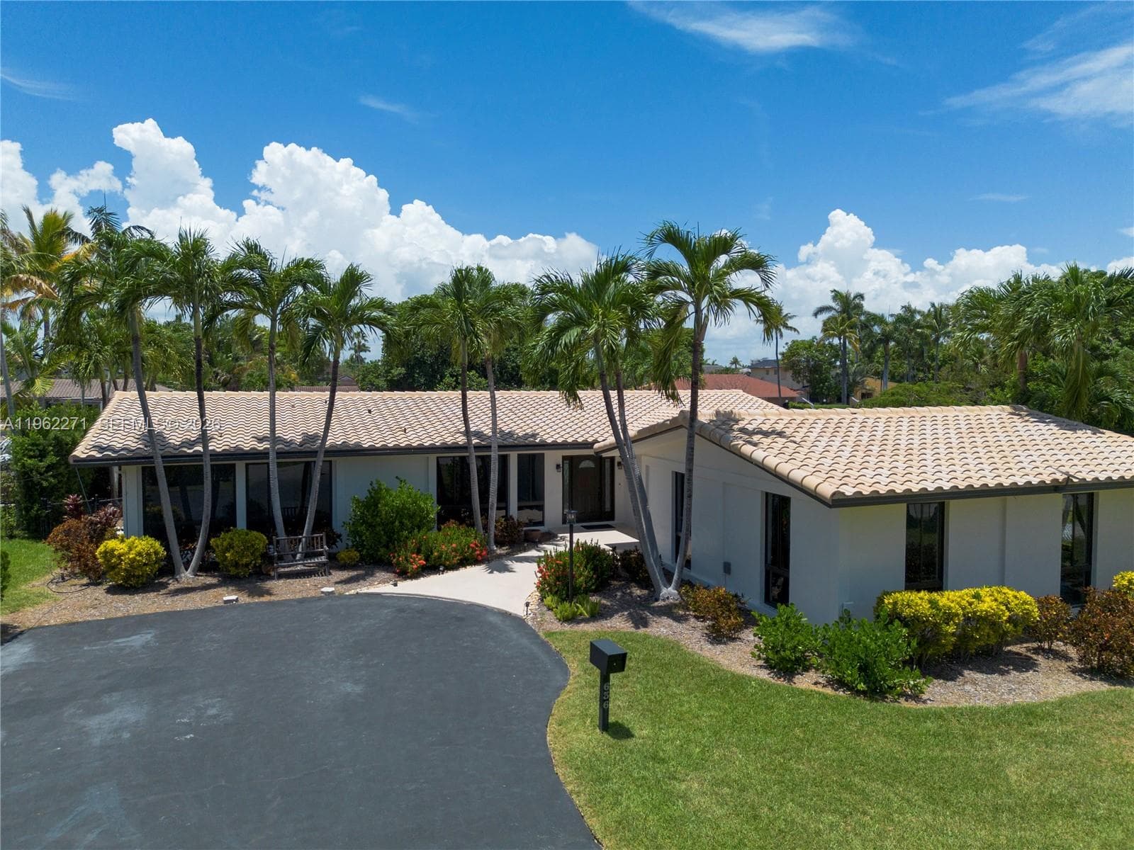 636 Hibiscus Dr photo 12