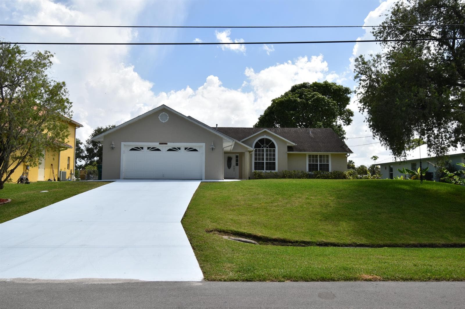 1654 SW Lexington Drive photo 2
