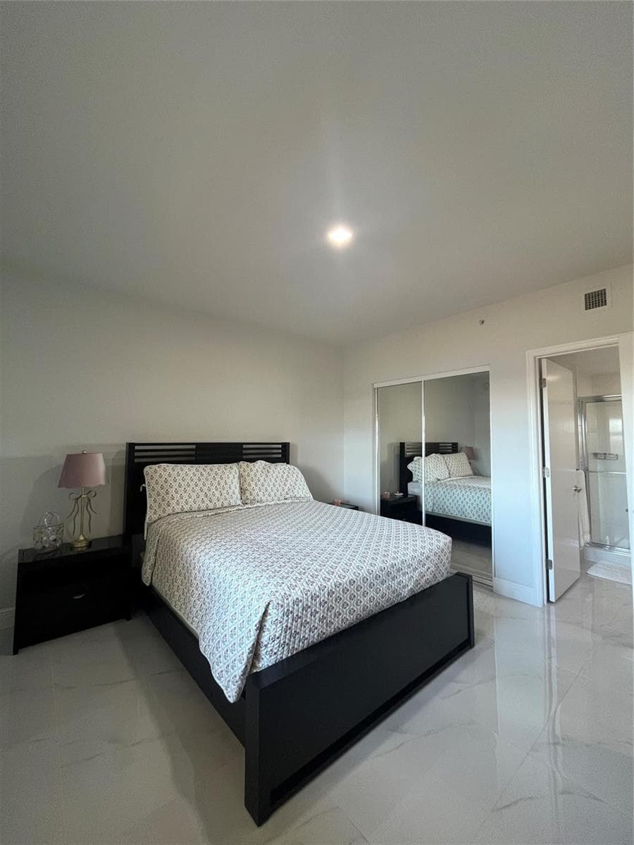 2650 Lake Shore Drive 803 photo 5