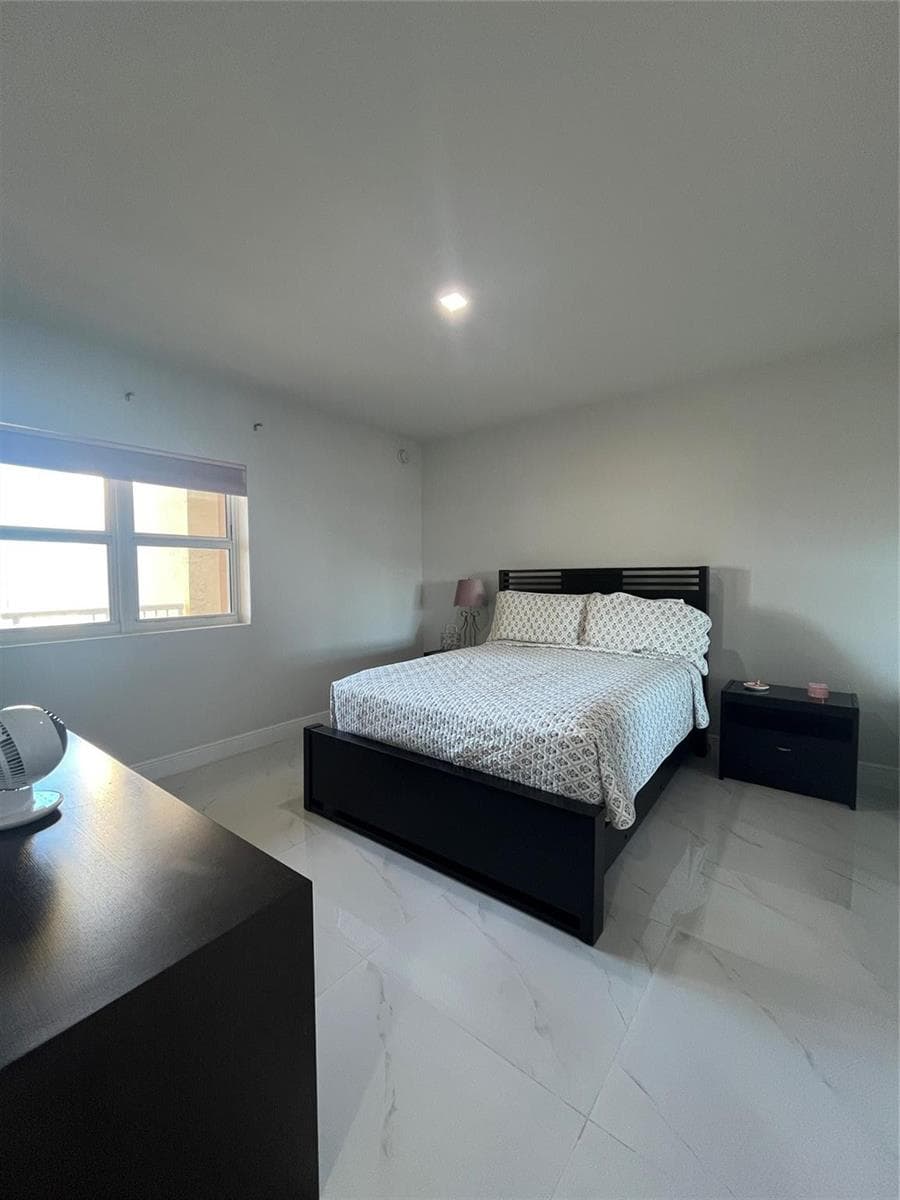 2650 Lake Shore Drive 803 photo 4