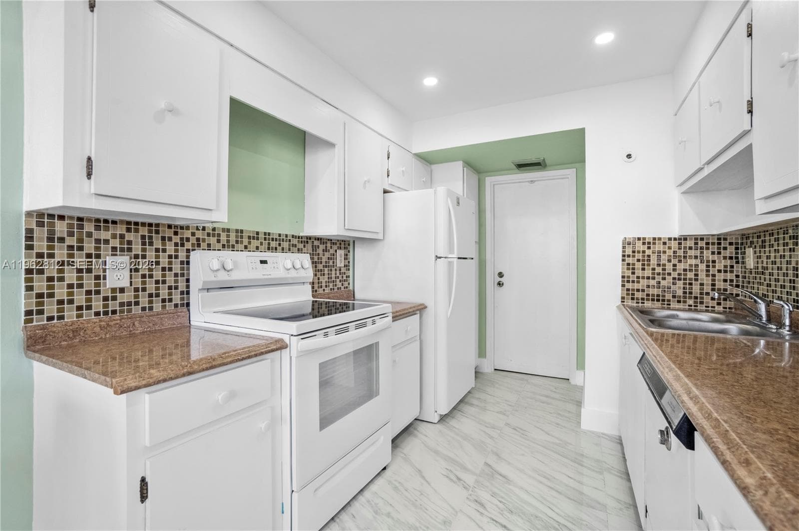 100 Golden Isles Dr 808 photo 24