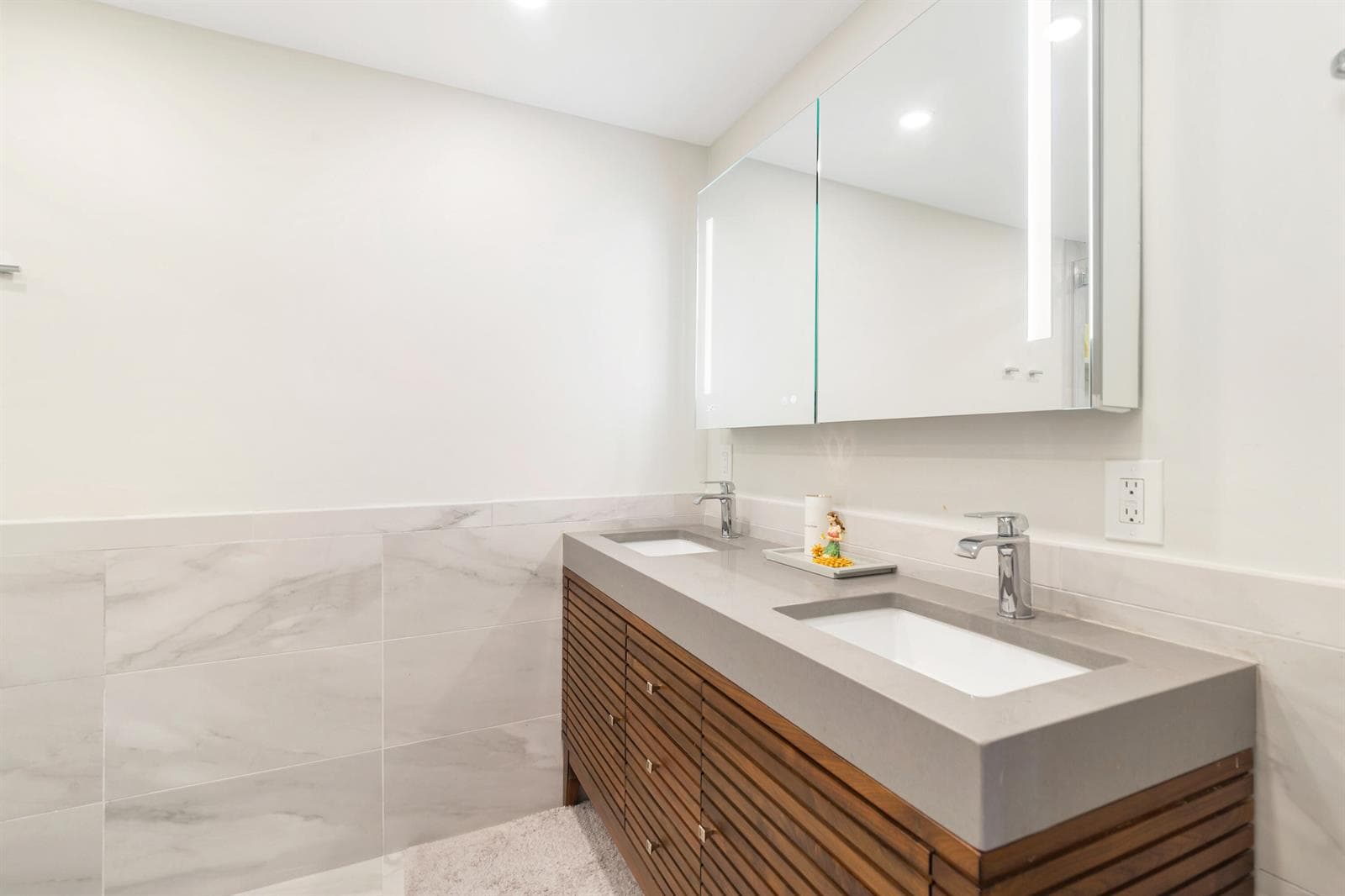 400 Seasage Drive 806 photo 13