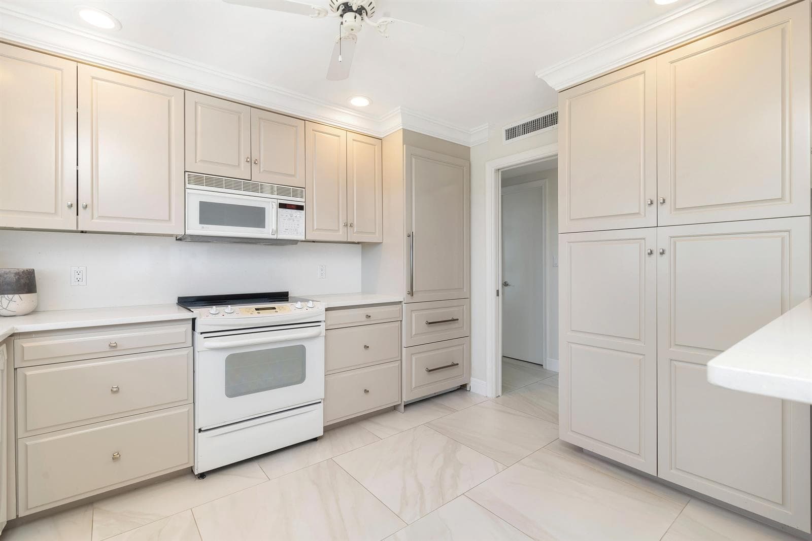 400 Seasage Drive 806 photo 10