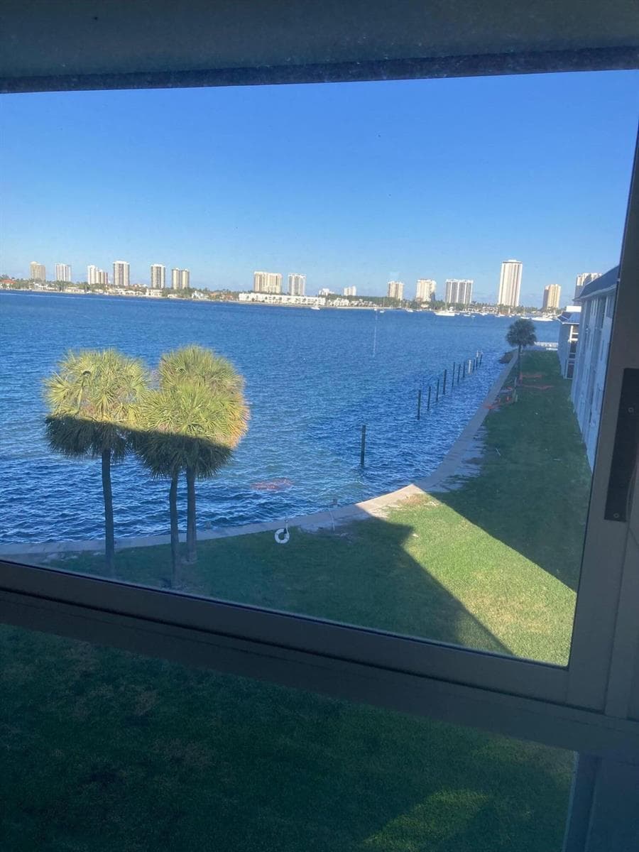 2936 Lake Shore Drive 409 photo 2