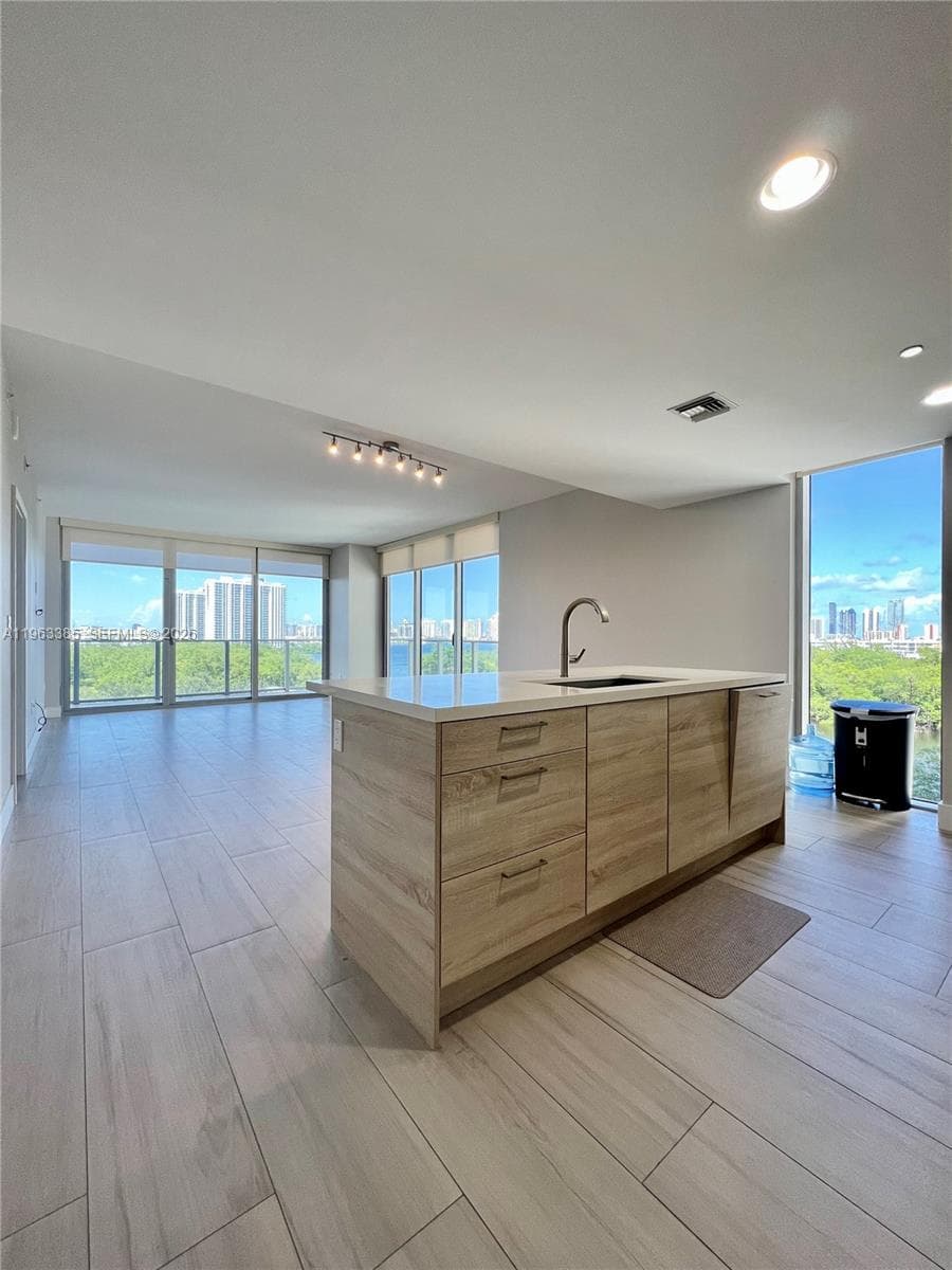 16385 Biscayne Blvd 607 photo 2