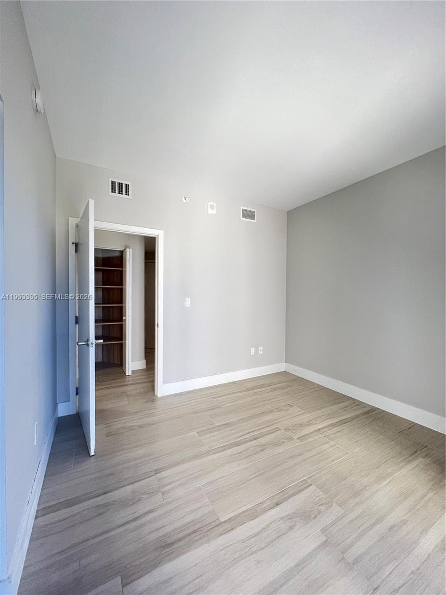 16385 Biscayne Blvd 607 photo 16