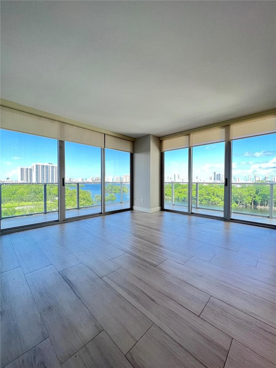 16385 Biscayne Blvd 607 photo 3