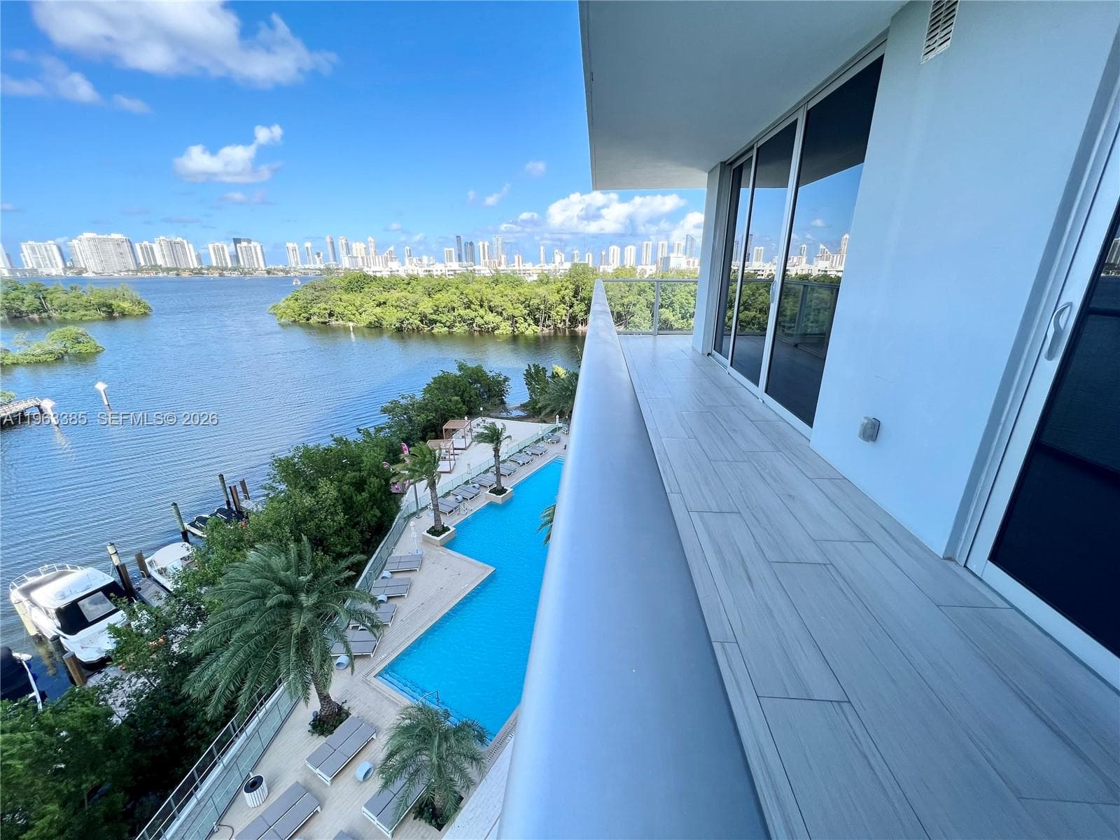 16385 Biscayne Blvd 607 photo 1