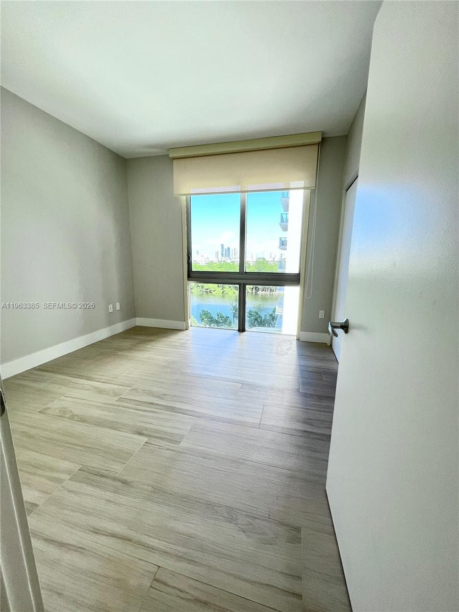 16385 Biscayne Blvd 607 photo 14