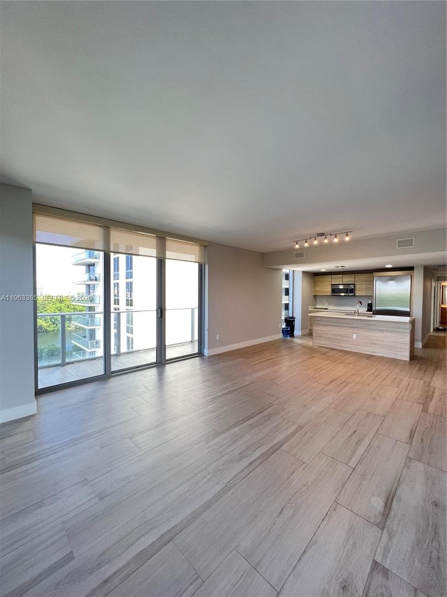 16385 Biscayne Blvd 607 photo 4