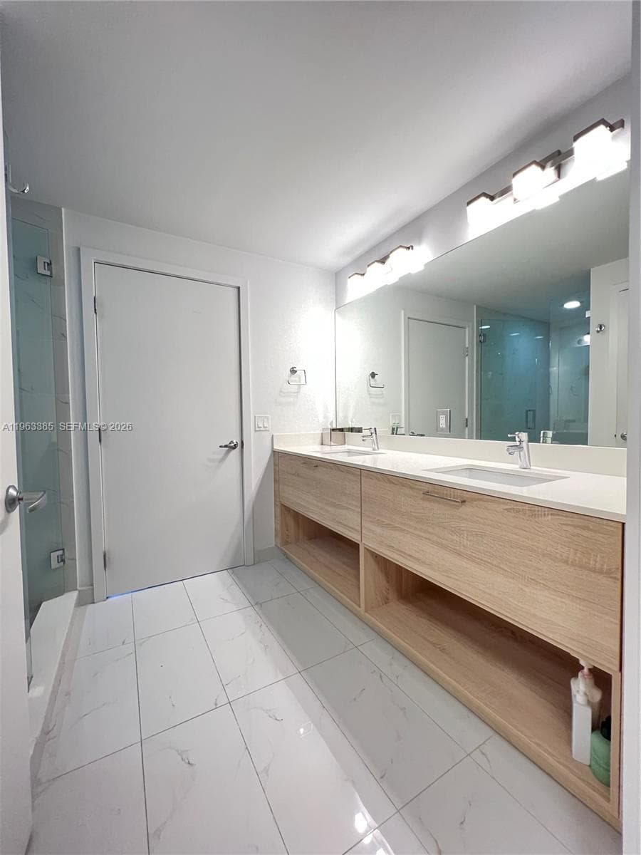 16385 Biscayne Blvd 607 photo 25