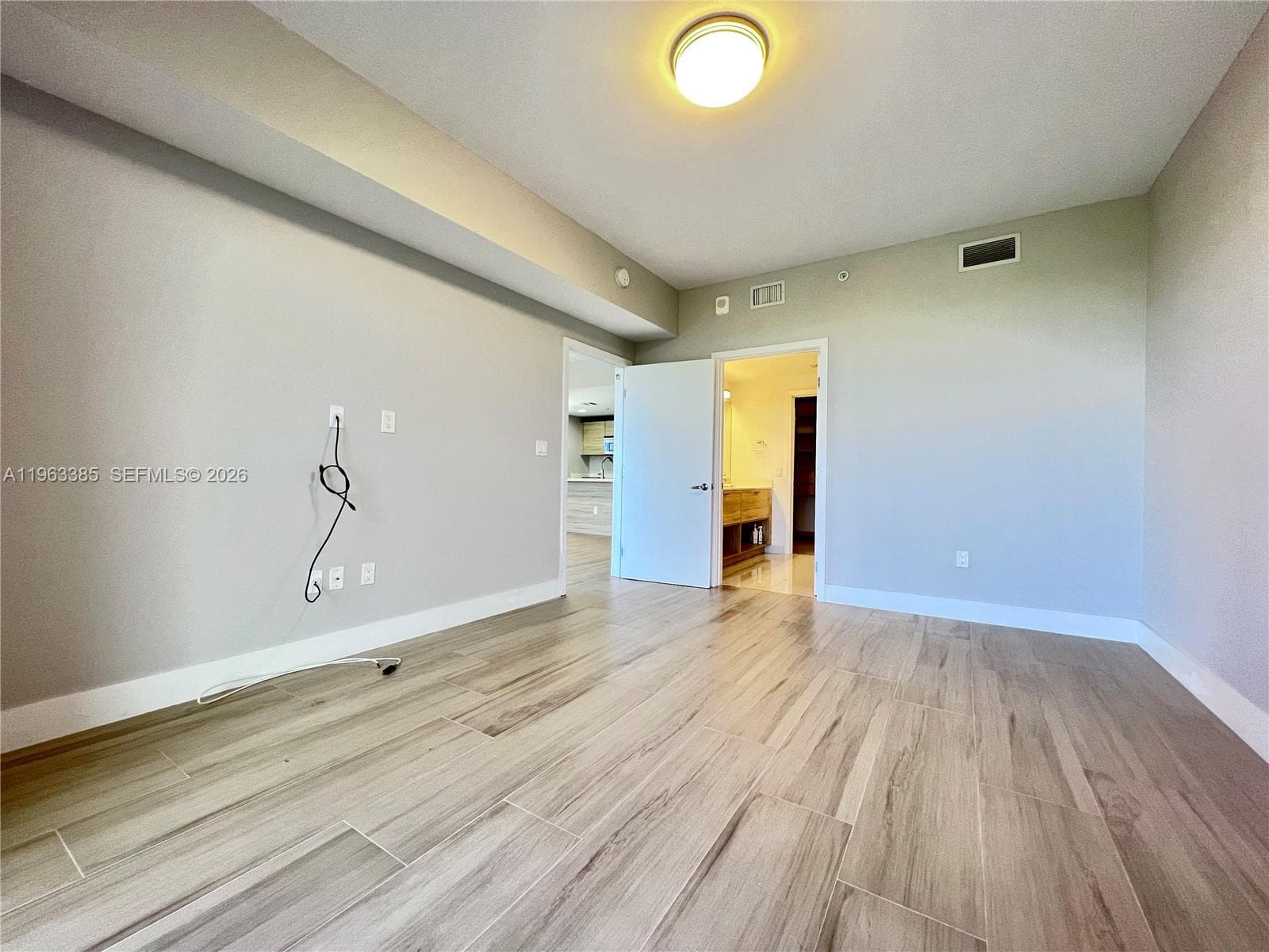 16385 Biscayne Blvd 607 photo 21