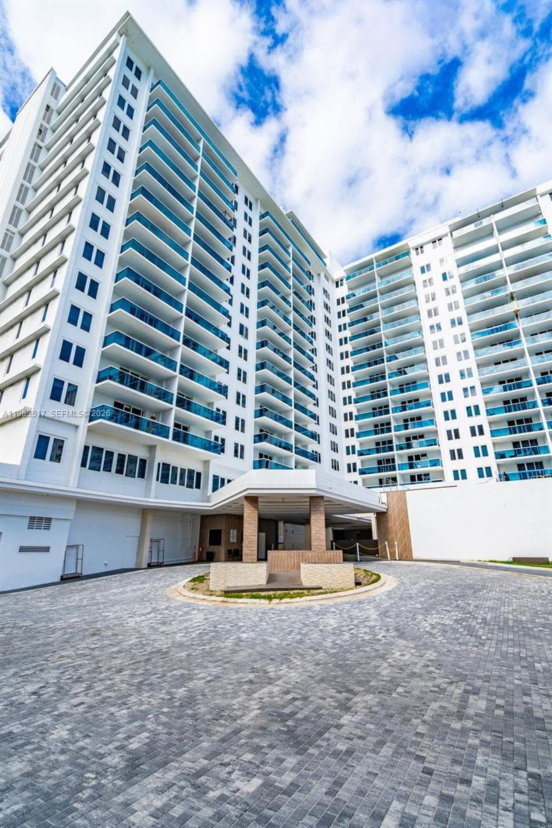 2301 Collins Ave 621 photo 2