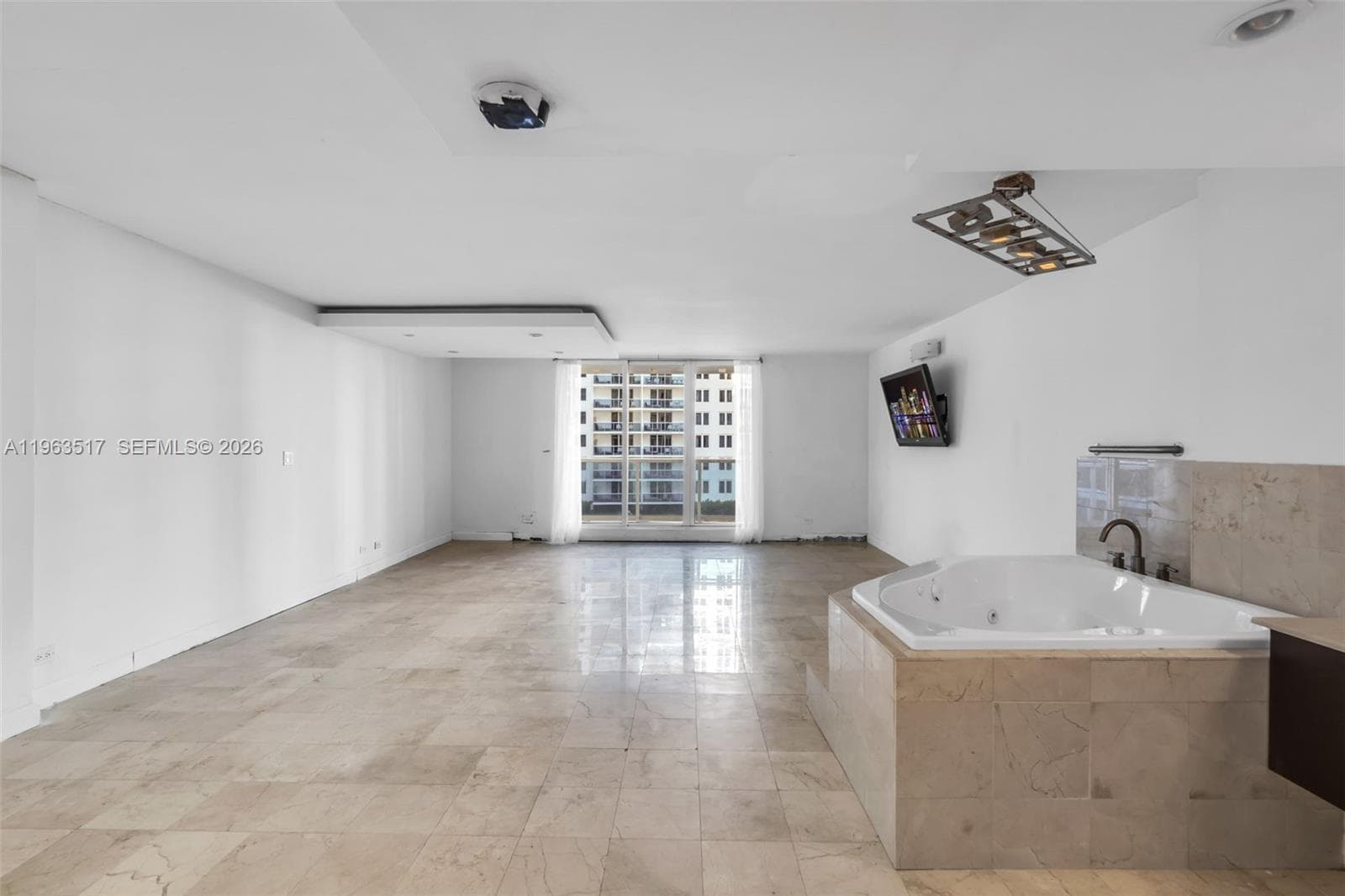 2301 Collins Ave 621 photo 4