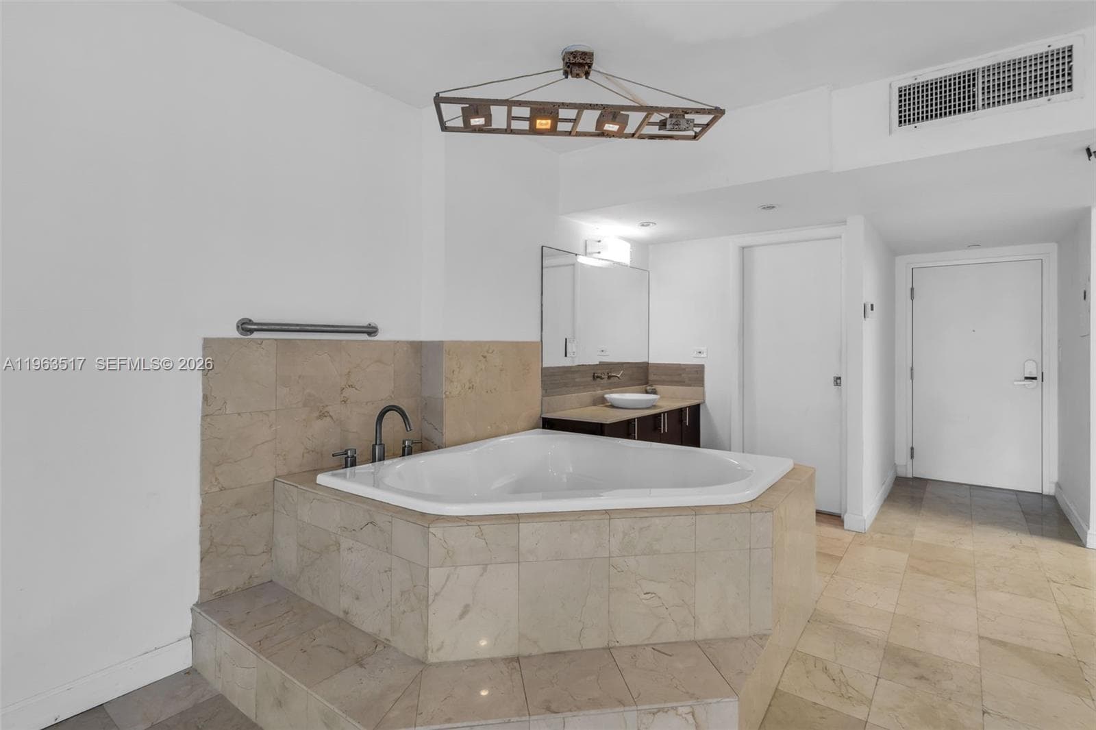 2301 Collins Ave 621 photo 8