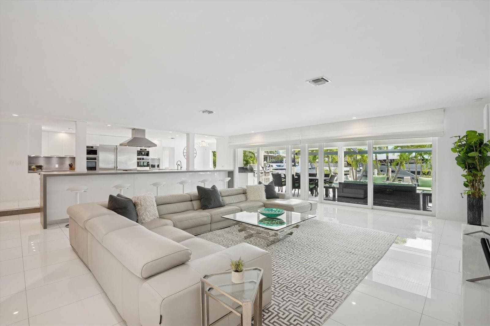 2540 Mercedes Drive photo 3