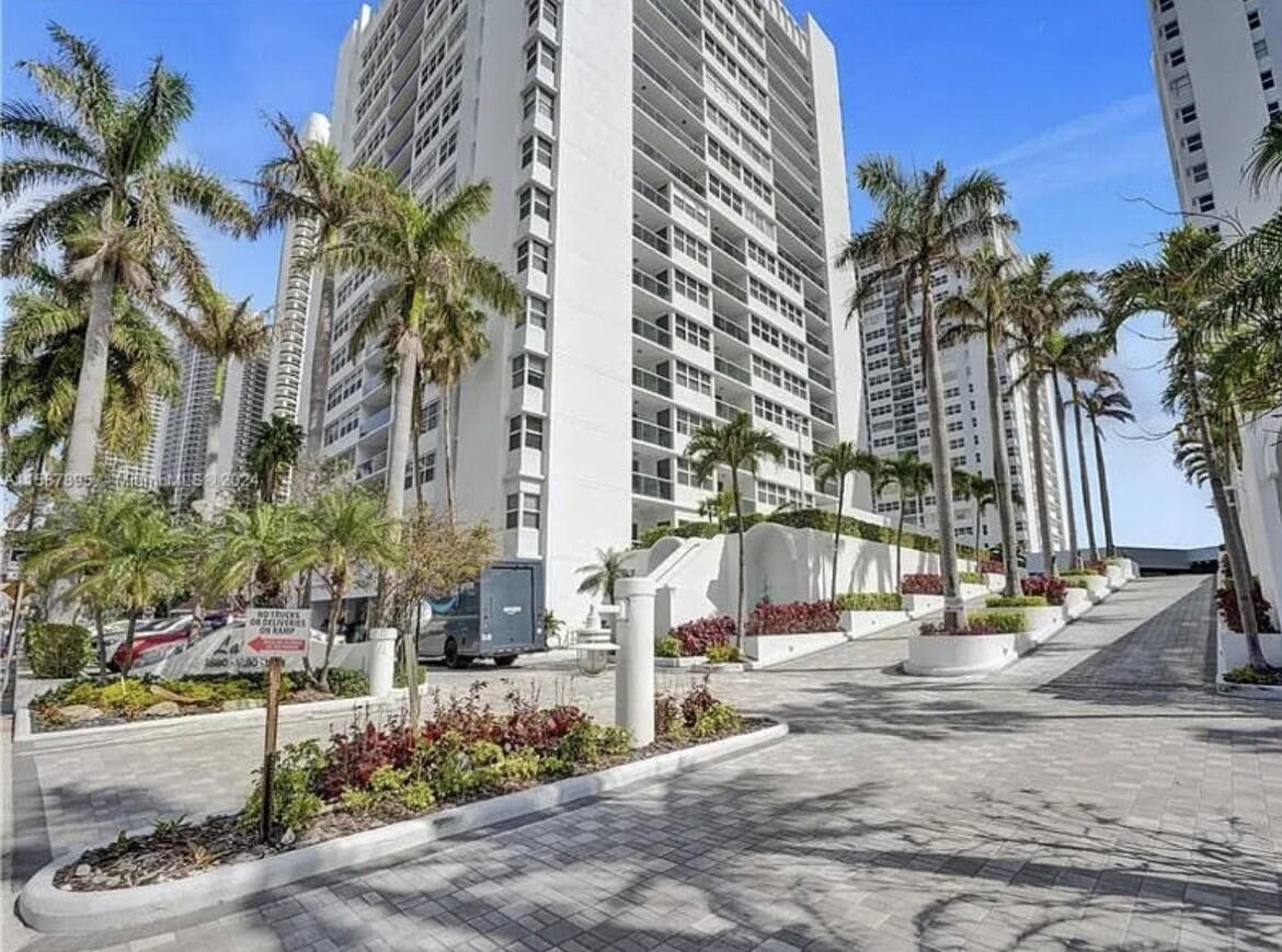 1880 S Ocean Drive 308 photo 1