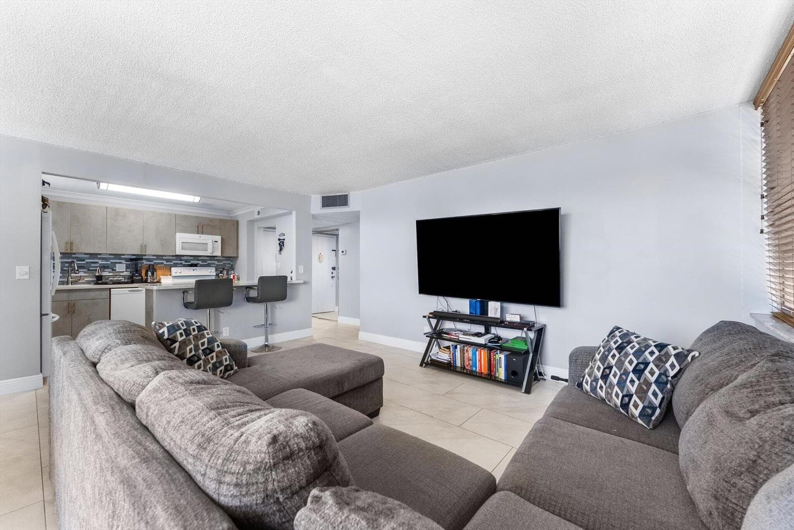 2751 Taft Street 403 photo 9