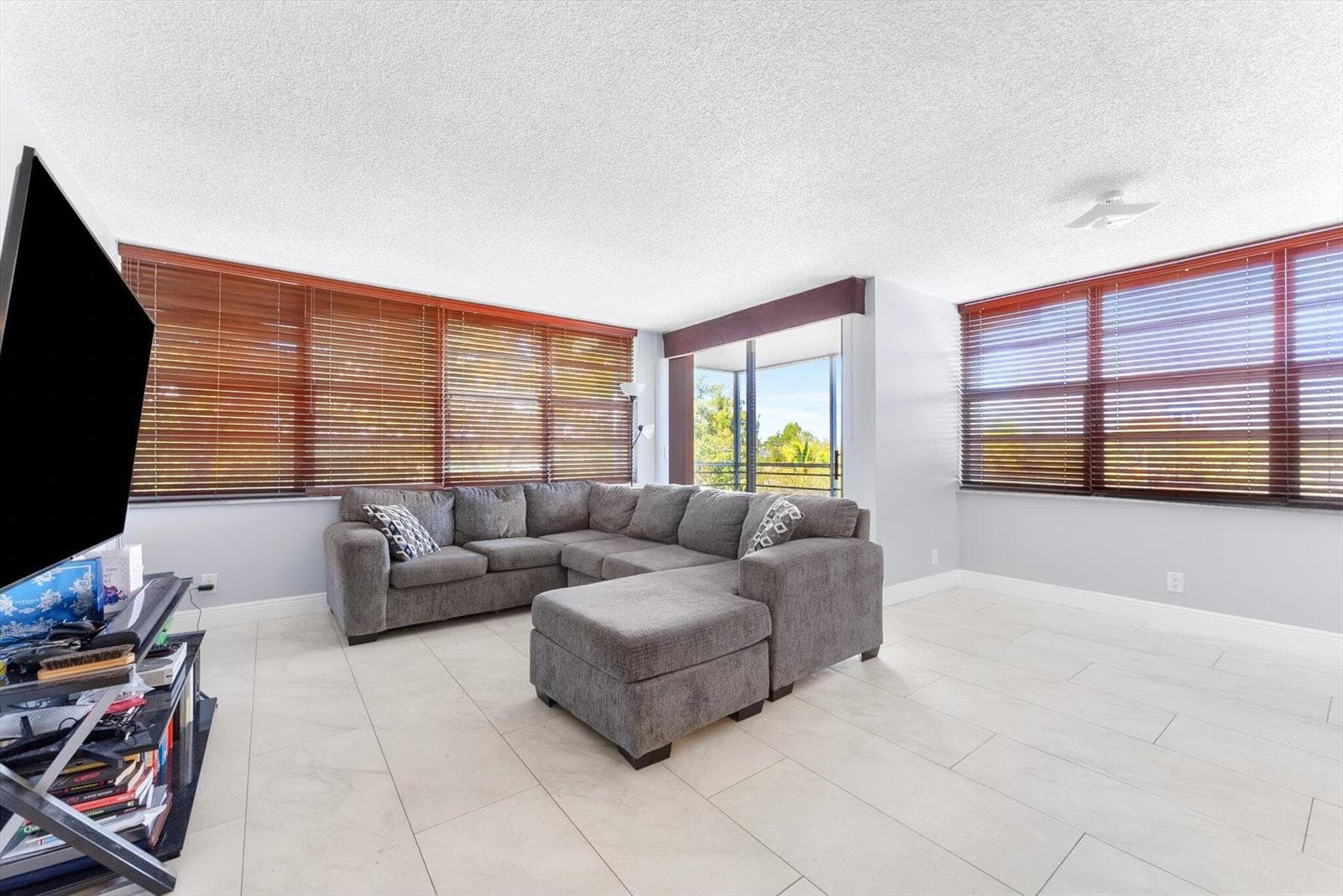 2751 Taft Street 403 photo 8