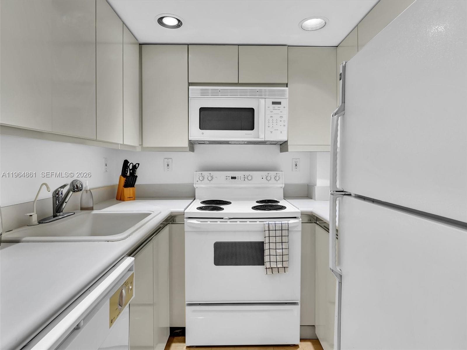 21150 Point Pl 305 photo 3