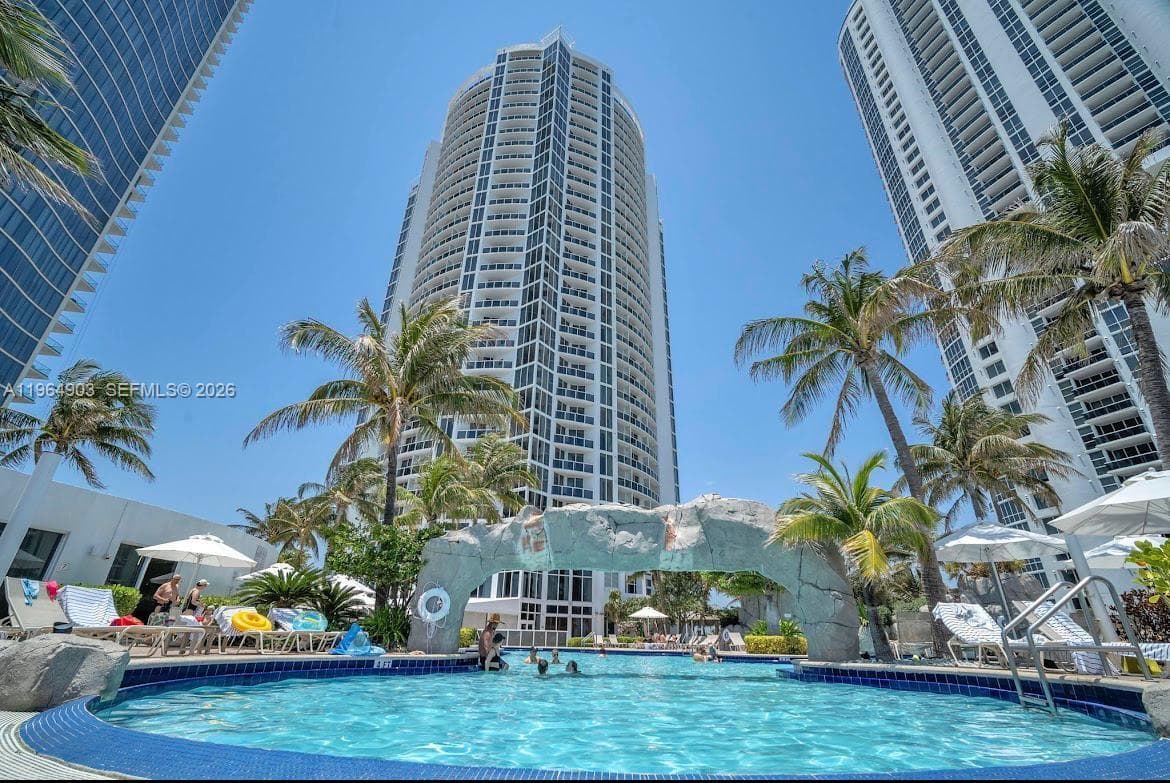 18001 Collins Ave 917 photo 4